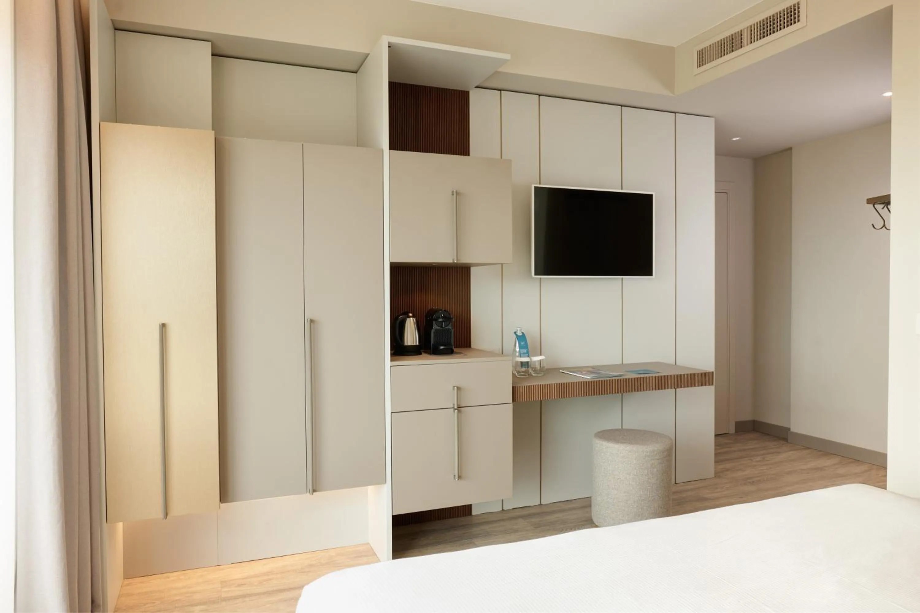 TV and multimedia, Bed in Adriatic Palace Hotel