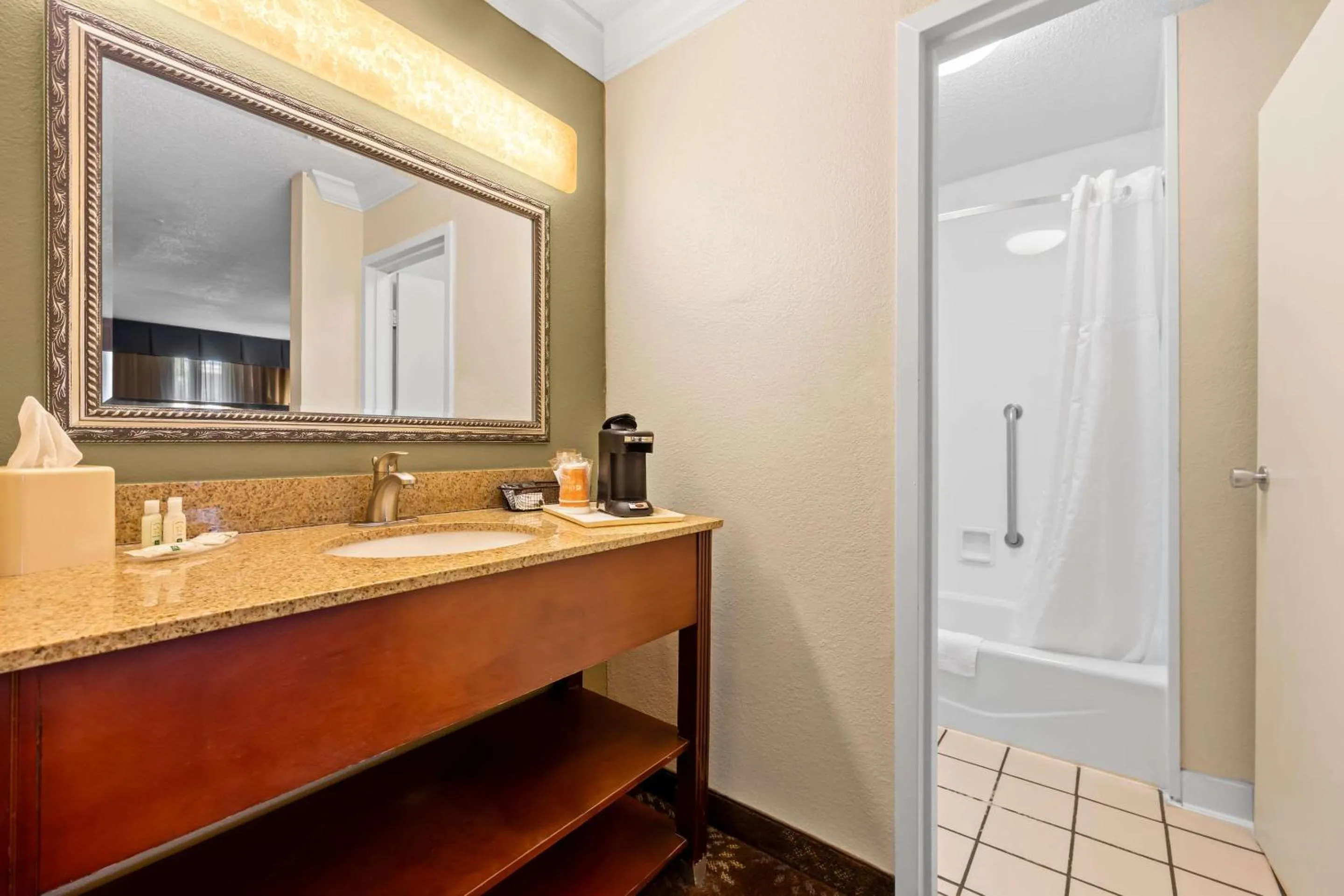 Bathroom in Quality Inn Morgan City