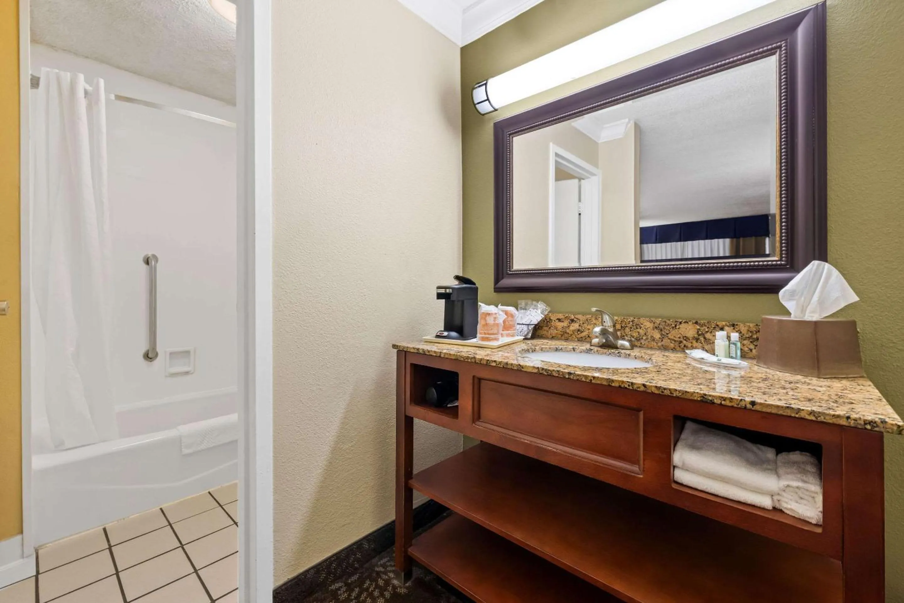 Bedroom in Quality Inn Morgan City