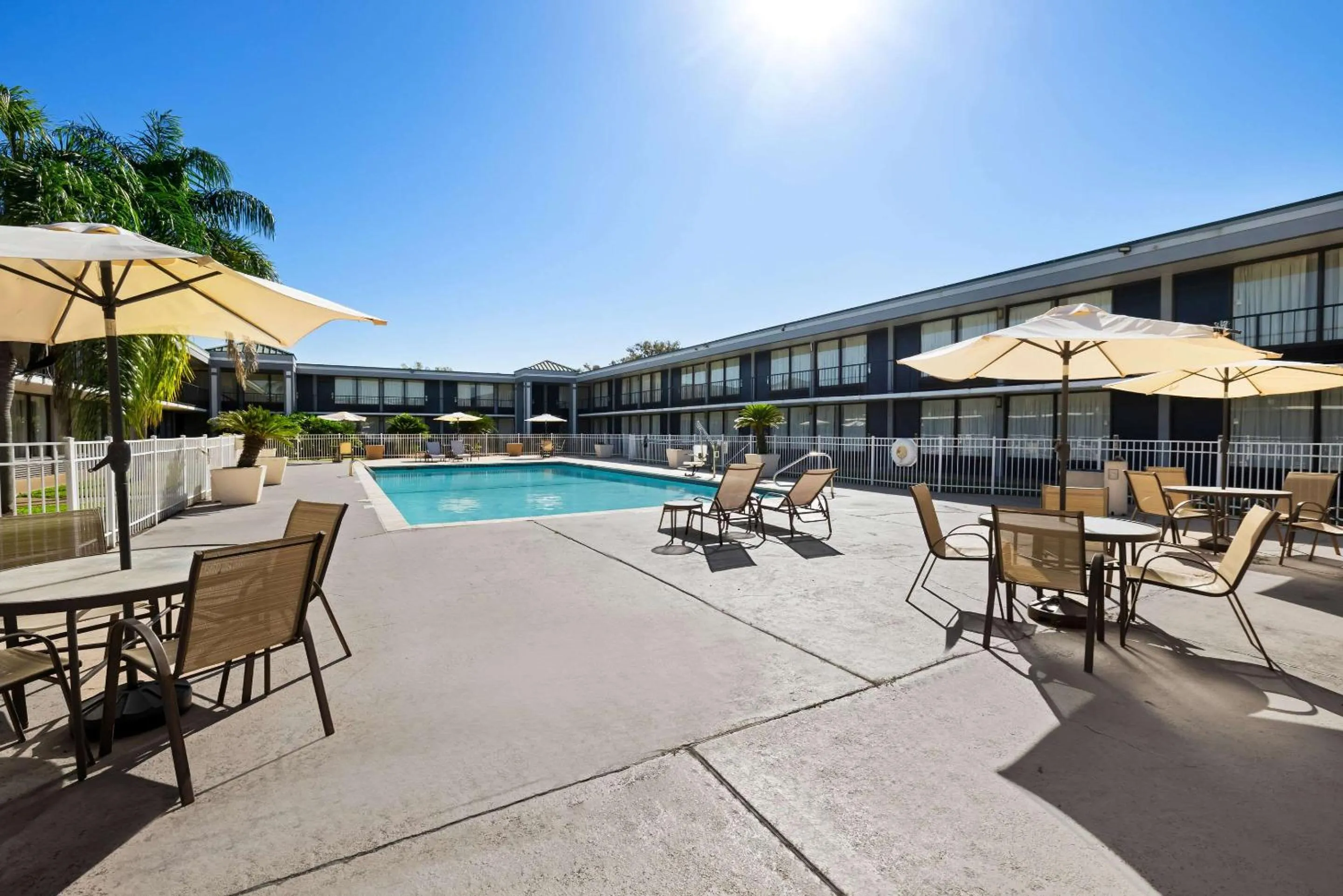 Swimming pool in Quality Inn Morgan City