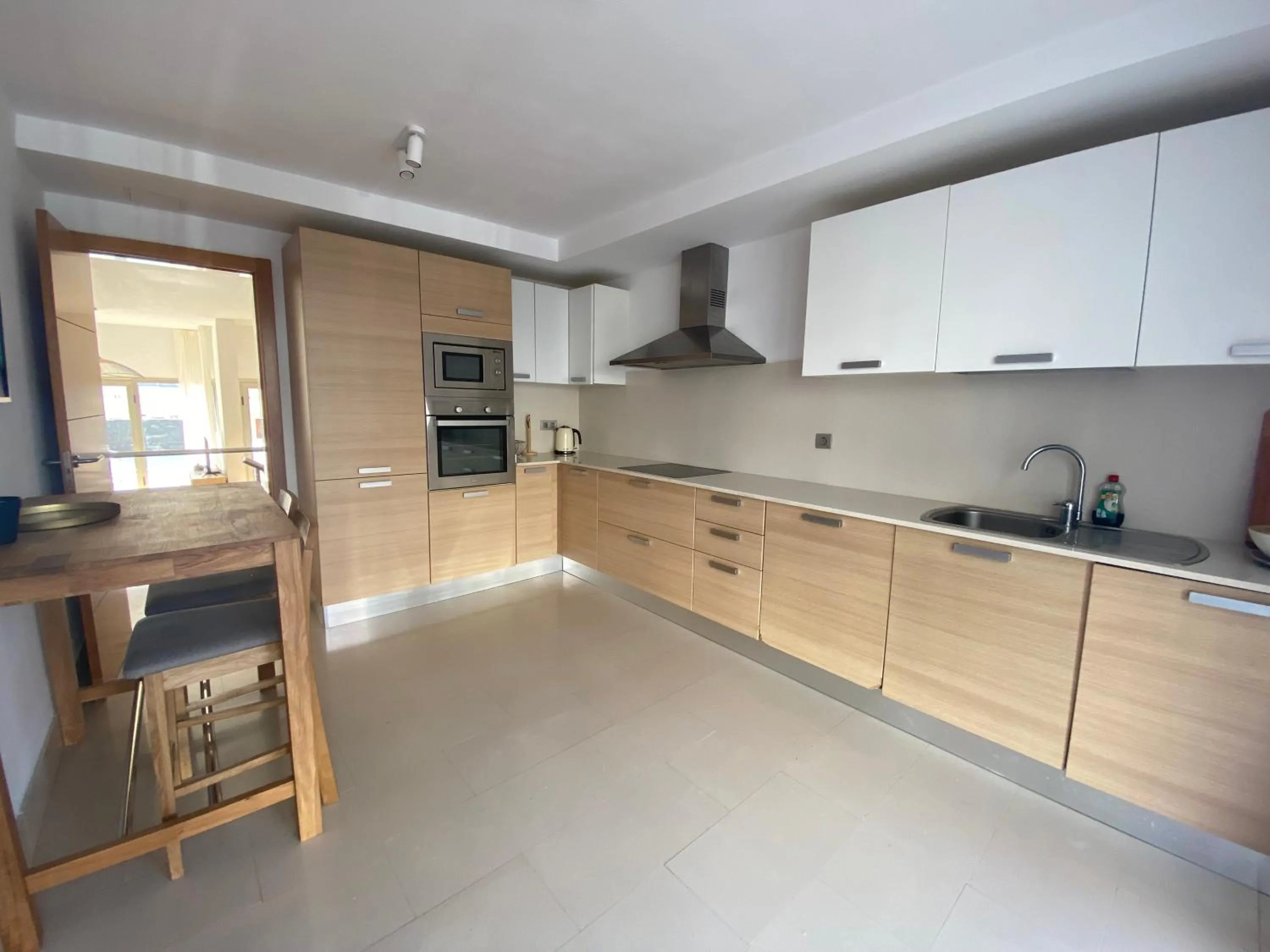 Kitchen or kitchenette in SUN BAY VILLAS APARTMENT