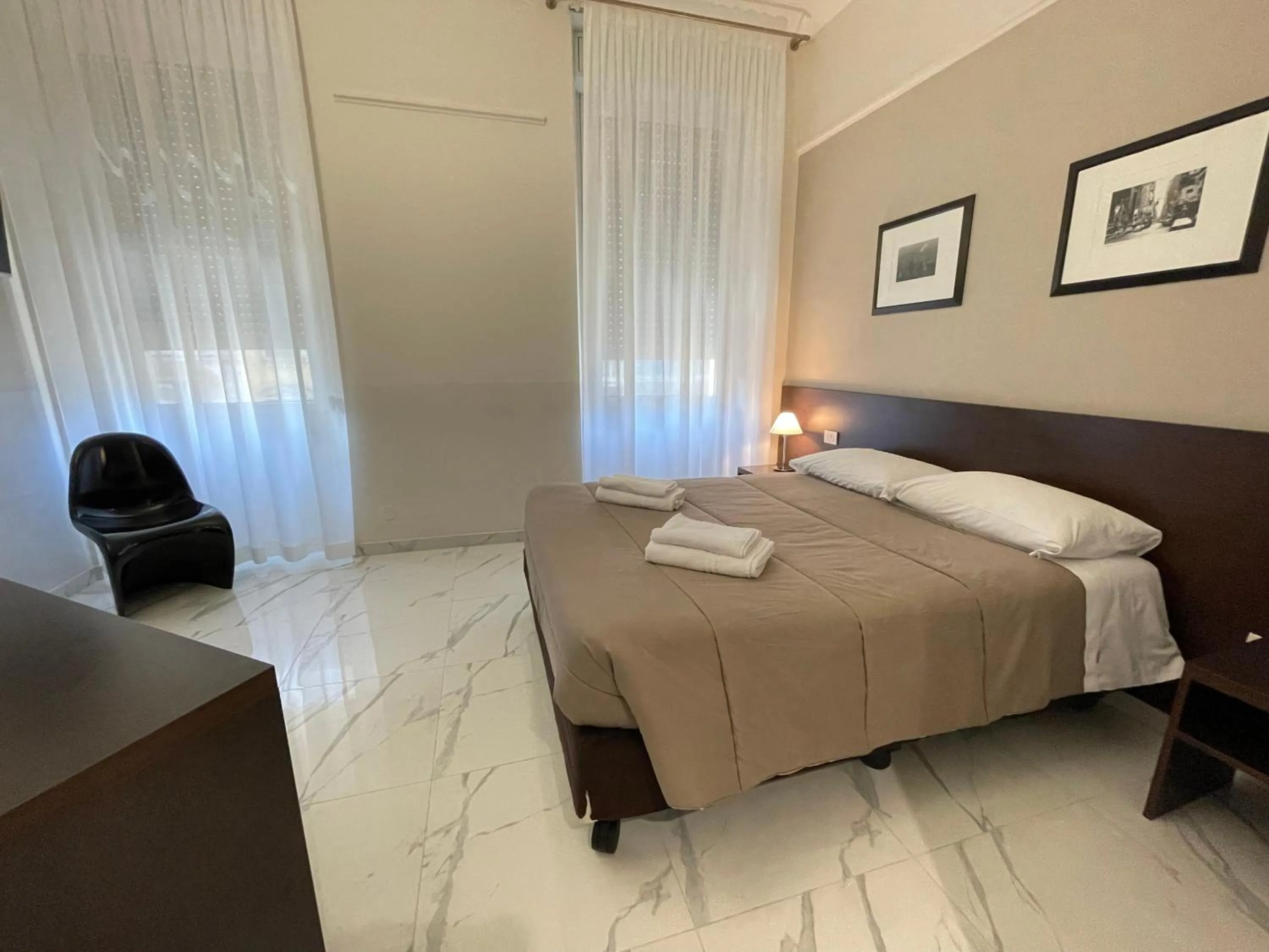 Bedroom, Bed in Club Hotel