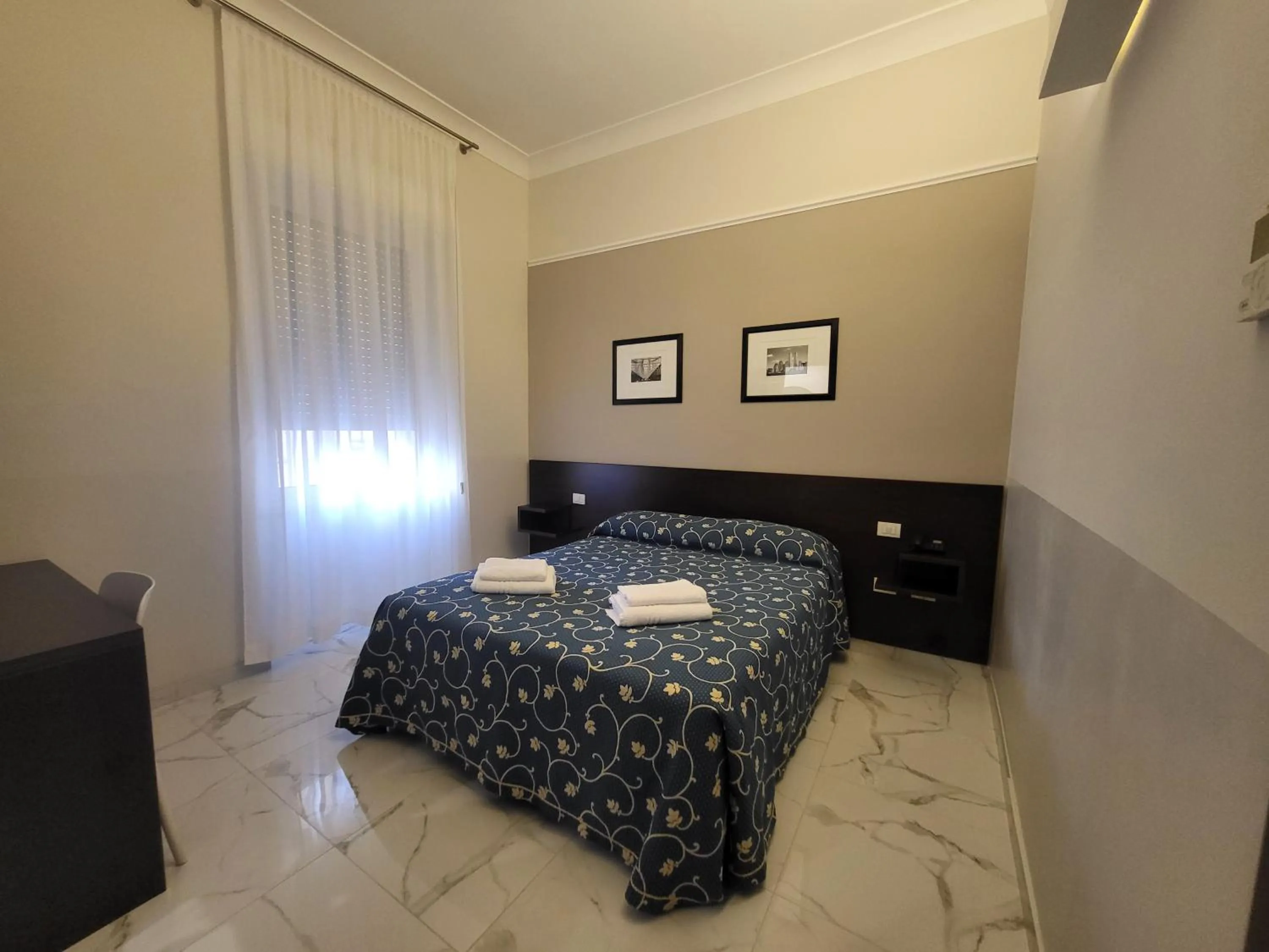 Bedroom, Bed in Club Hotel