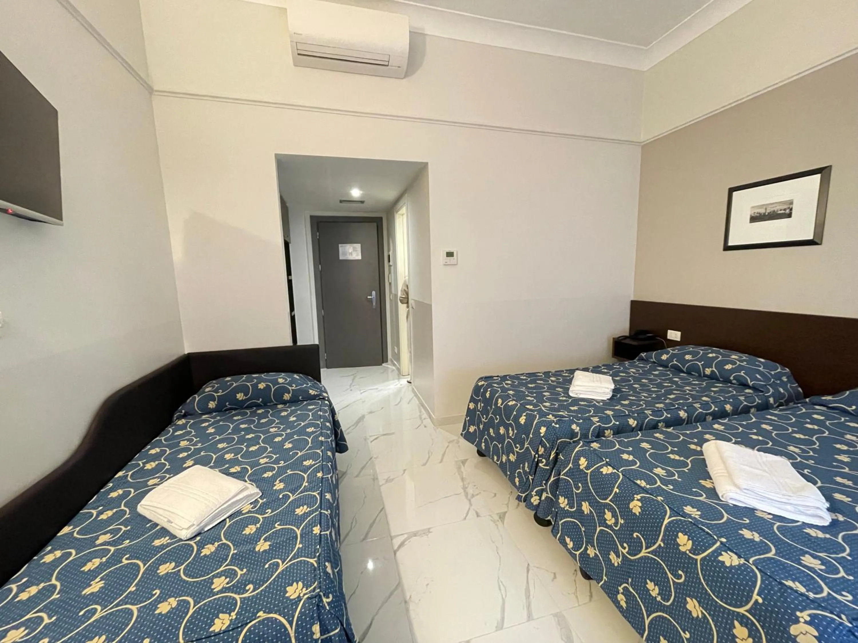 Bedroom, Bed in Club Hotel