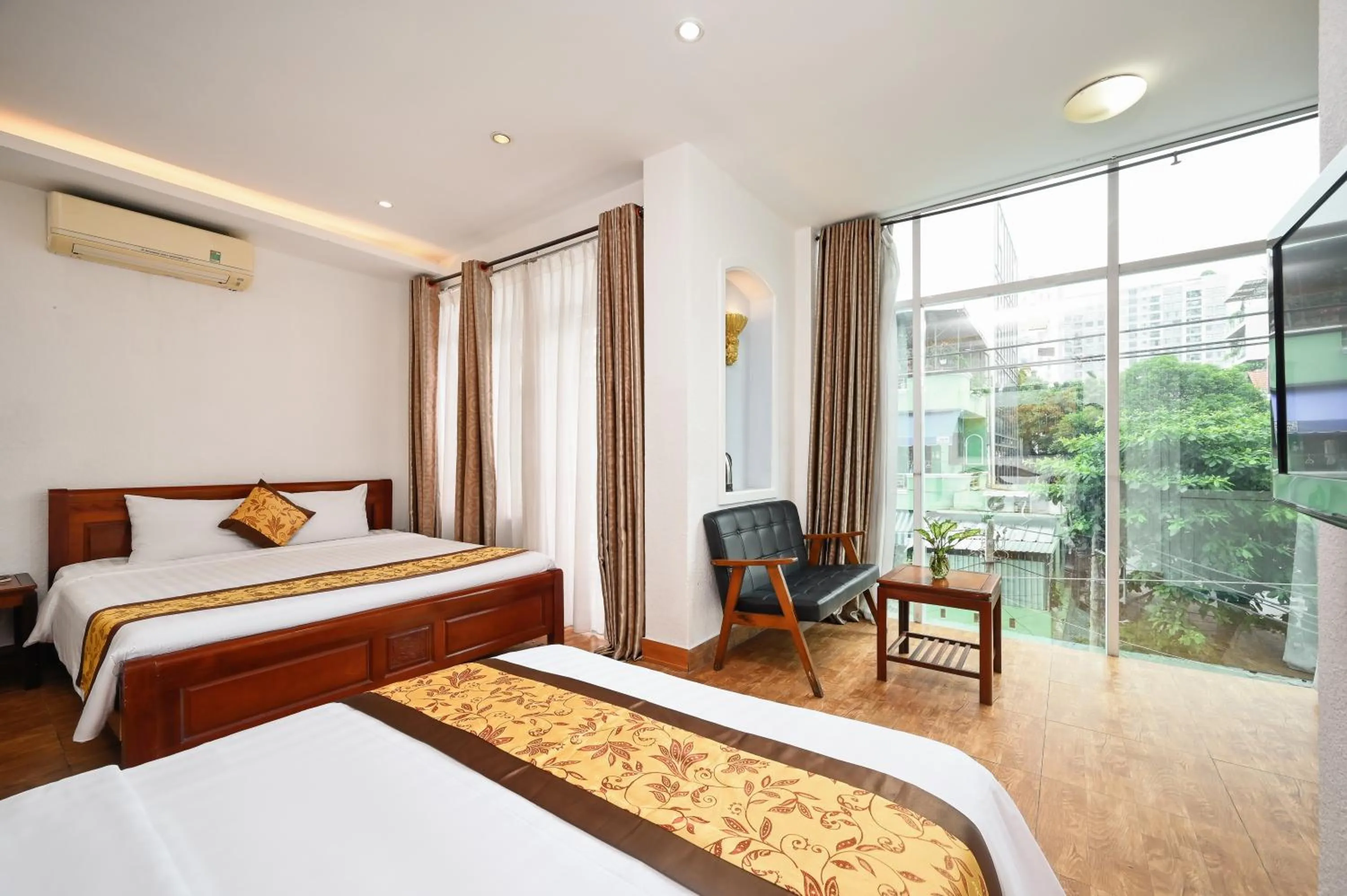 Photo of the whole room, Bed in Queen Hotel Saigon Airport