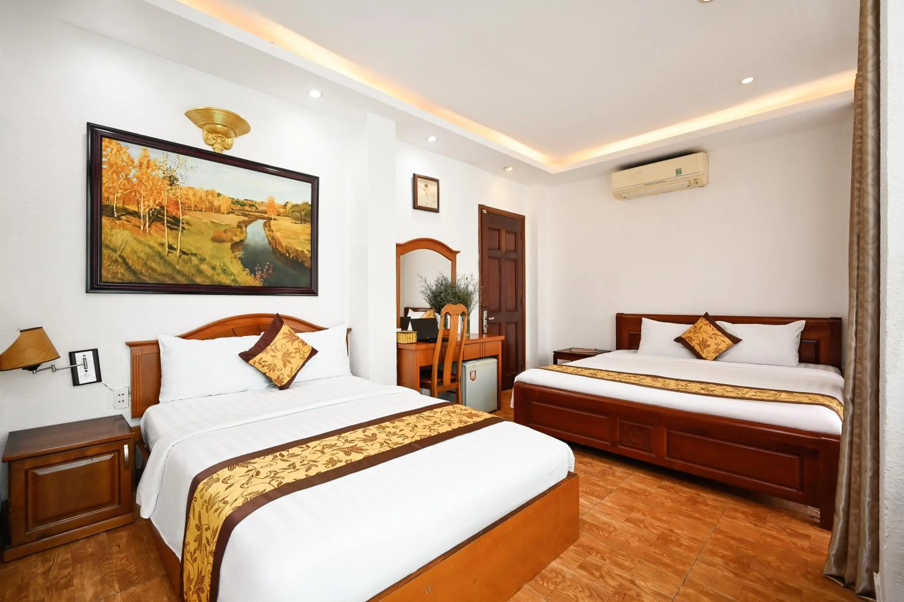 Bedroom, Bed in Queen Hotel Saigon Airport