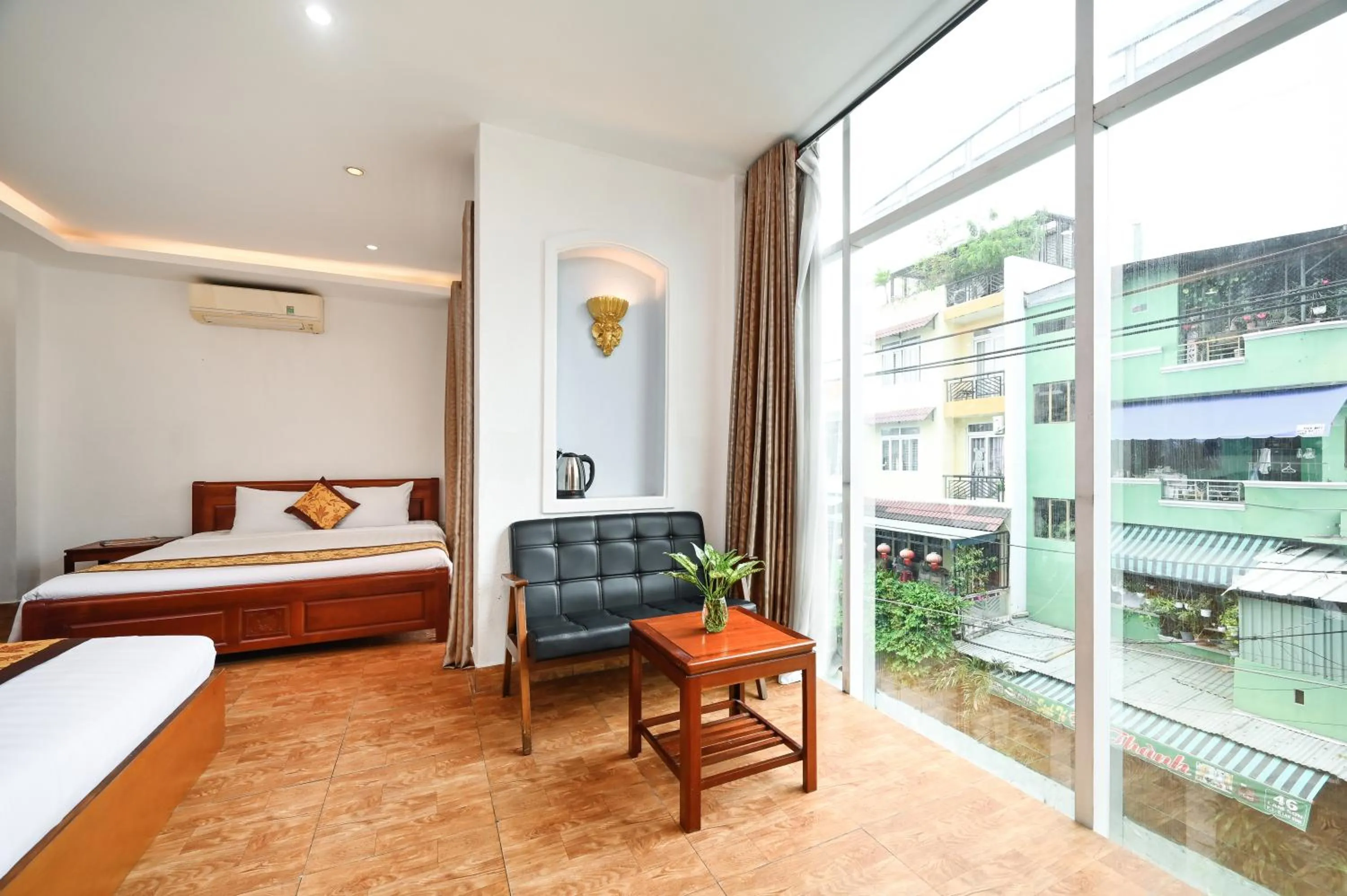 Bedroom, Bed in Queen Hotel Saigon Airport