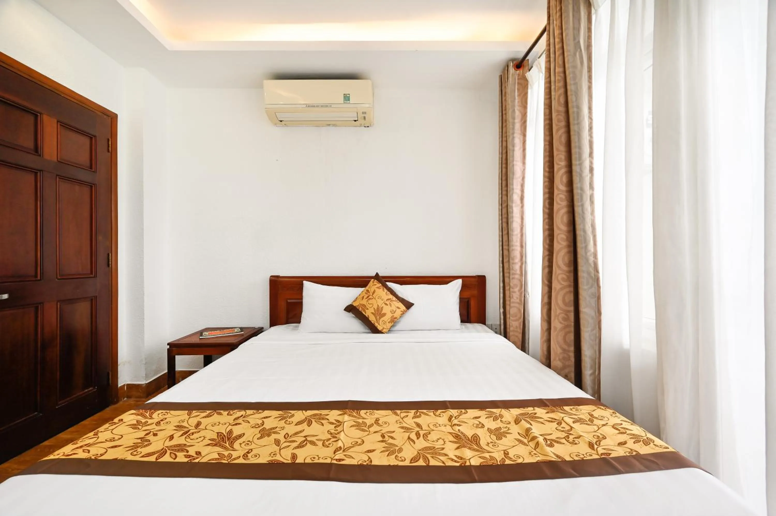 Bed in Queen Hotel Saigon Airport