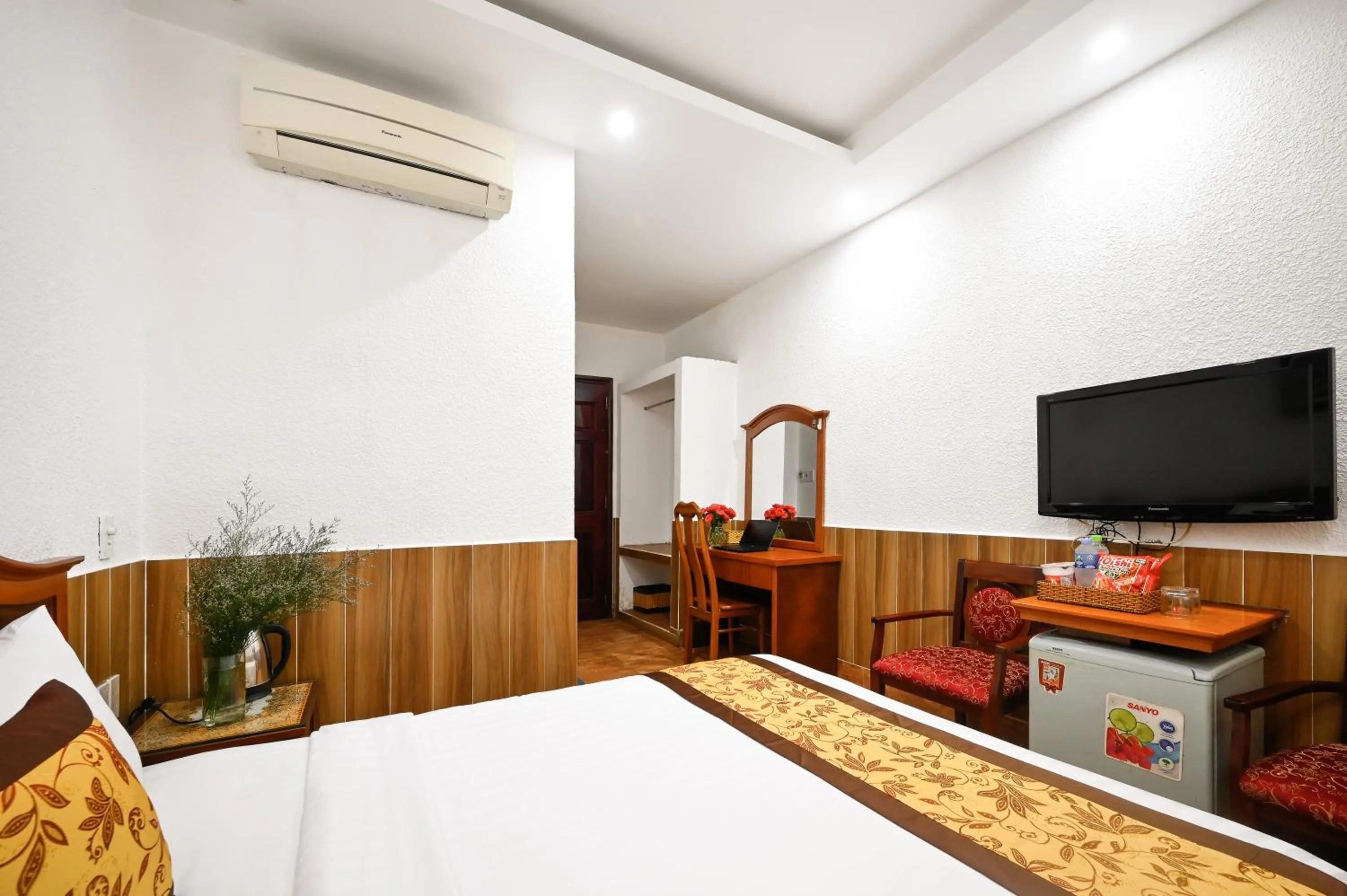 Bedroom, Bed in Queen Hotel Saigon Airport