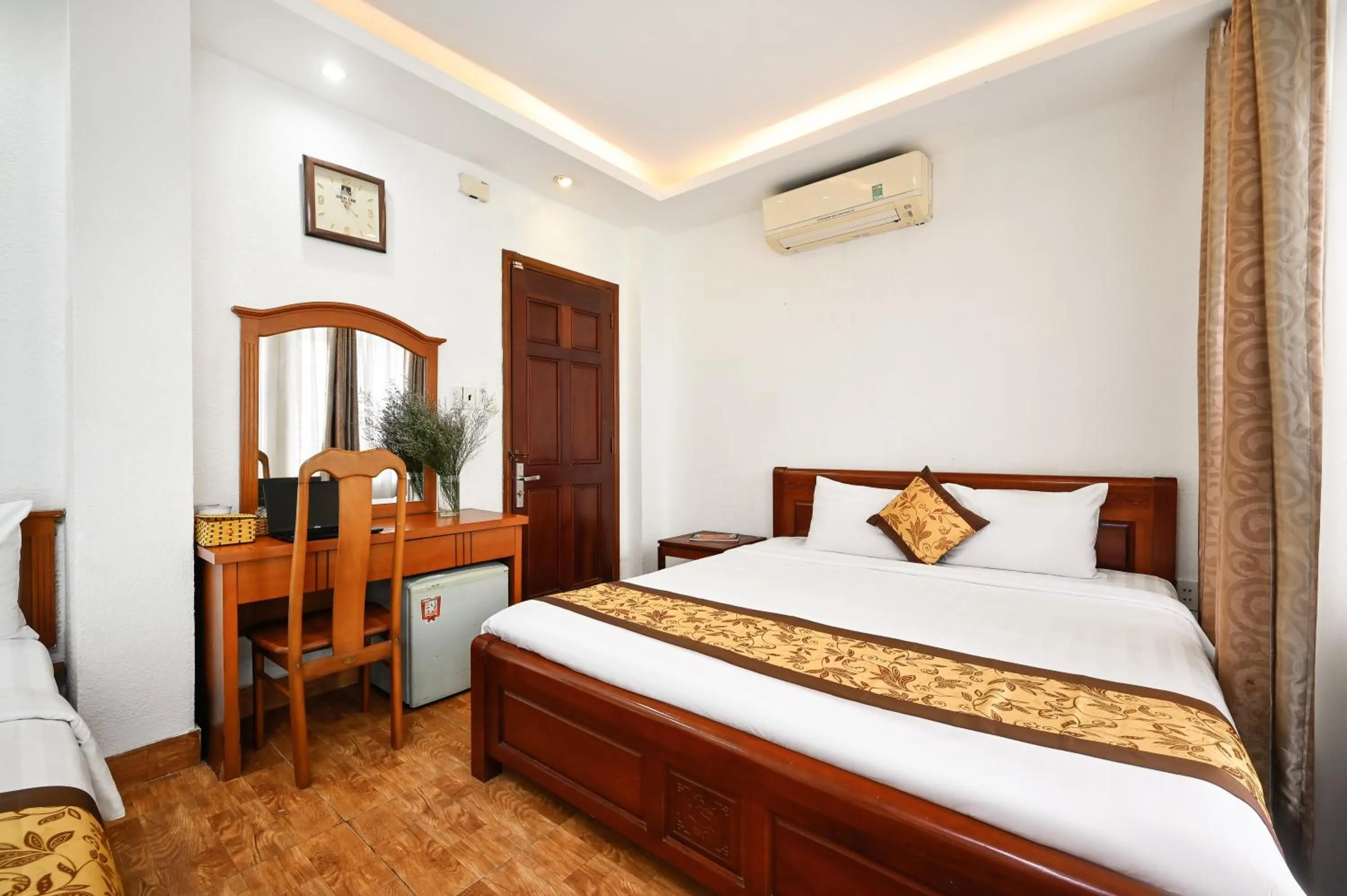 Bed in Queen Hotel Saigon Airport