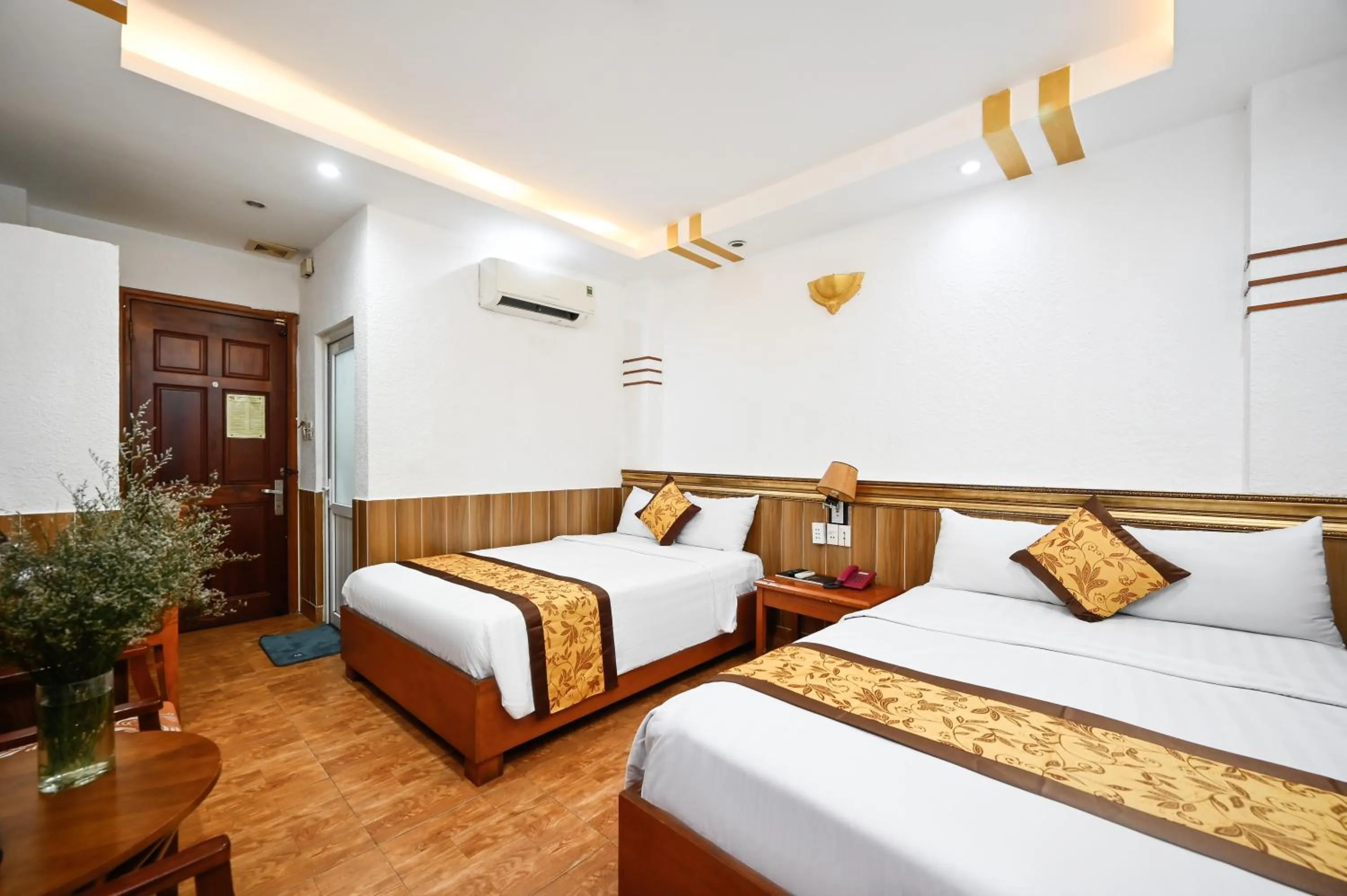 Bedroom, Bed in Queen Hotel Saigon Airport