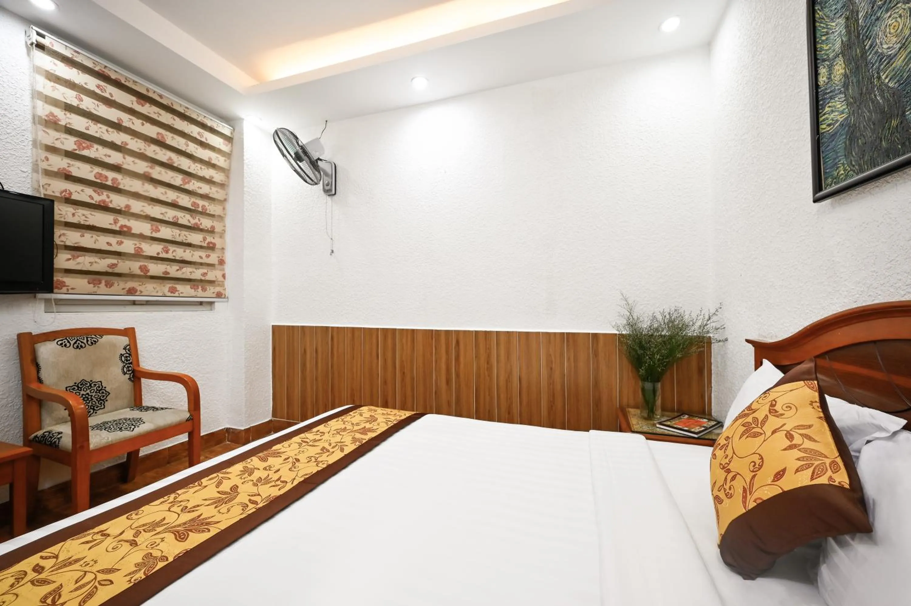 Bed in Queen Hotel Saigon Airport