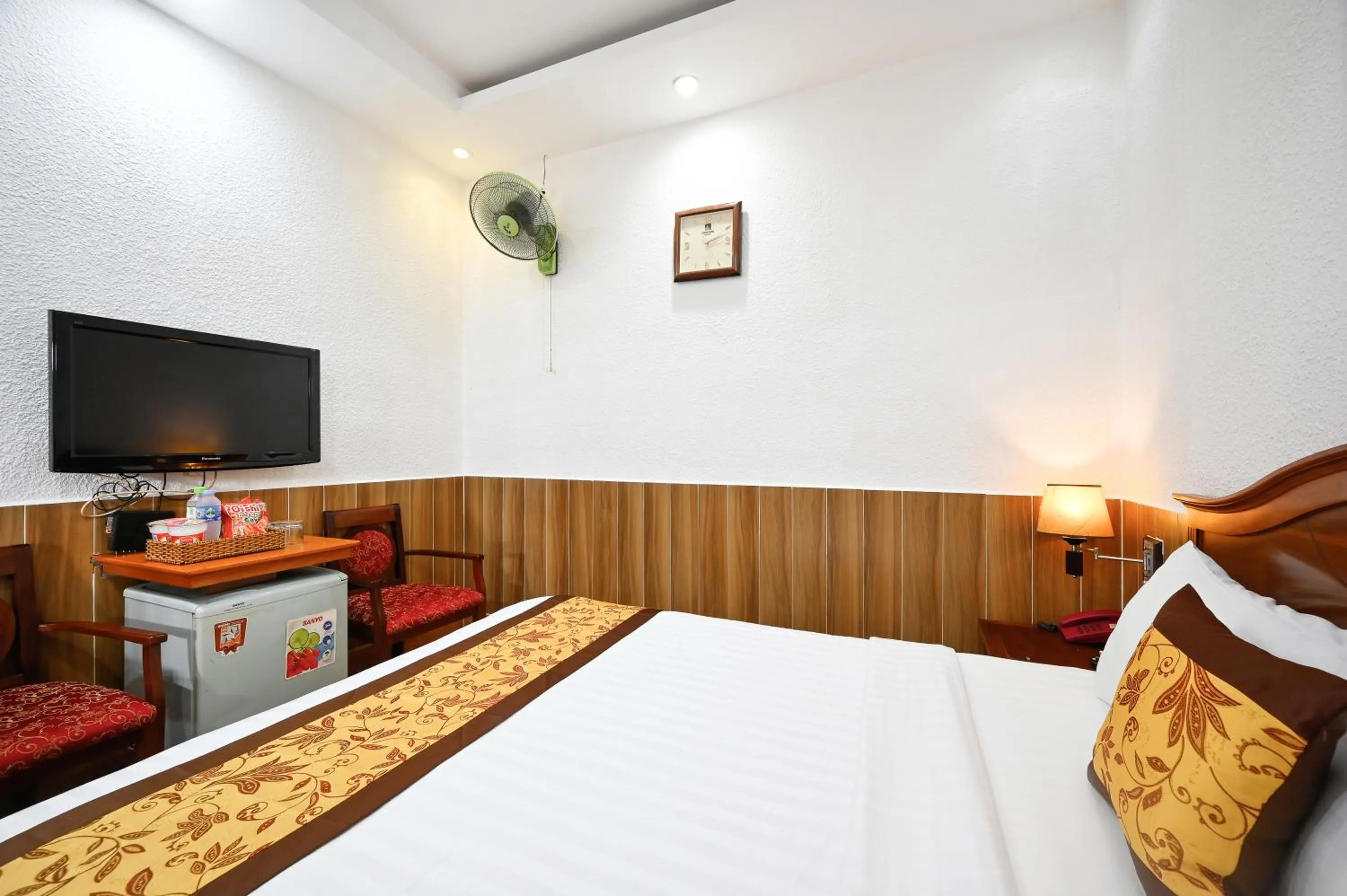 Bedroom, Bed in Queen Hotel Saigon Airport