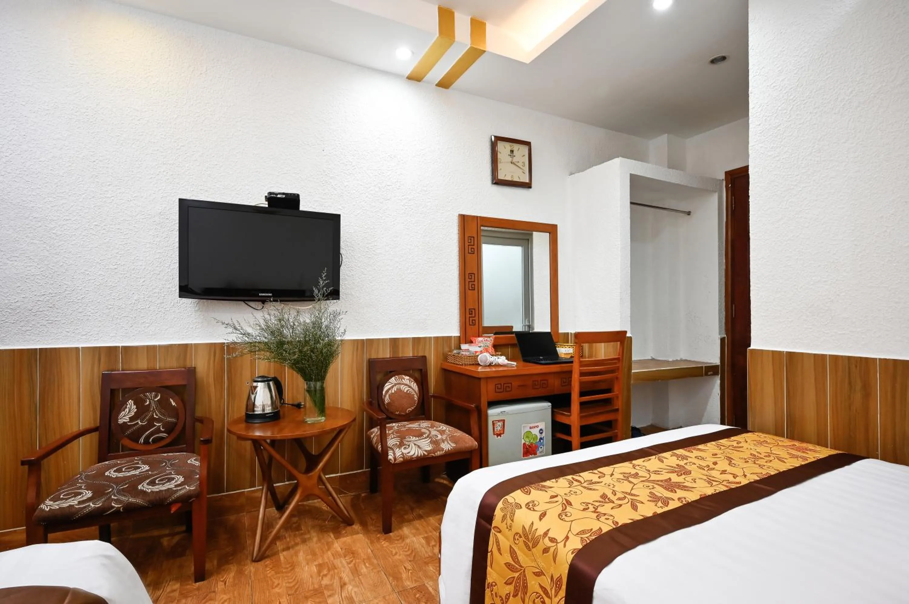 Bedroom, Bed in Queen Hotel Saigon Airport