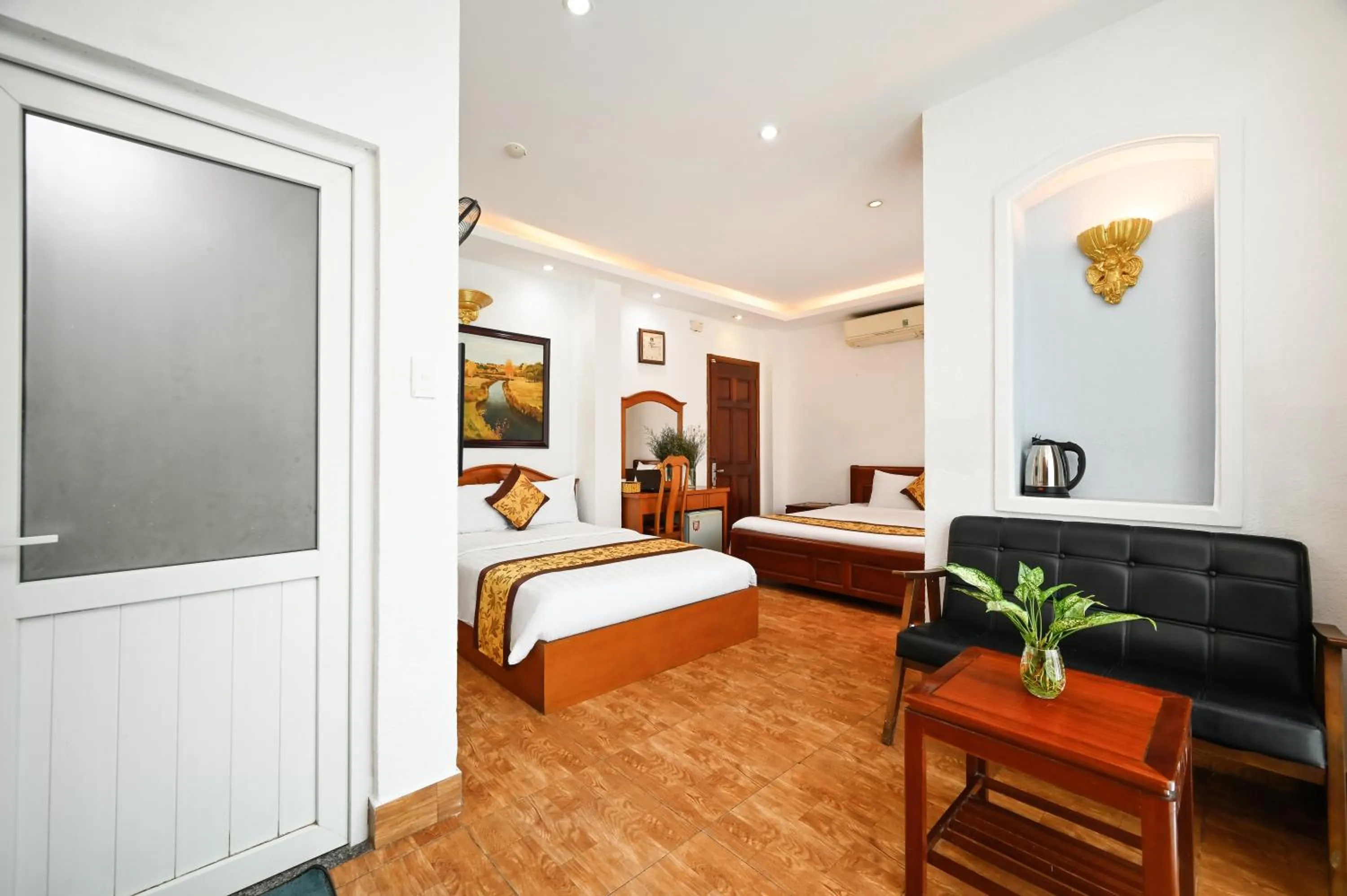 Bed in Queen Hotel Saigon Airport