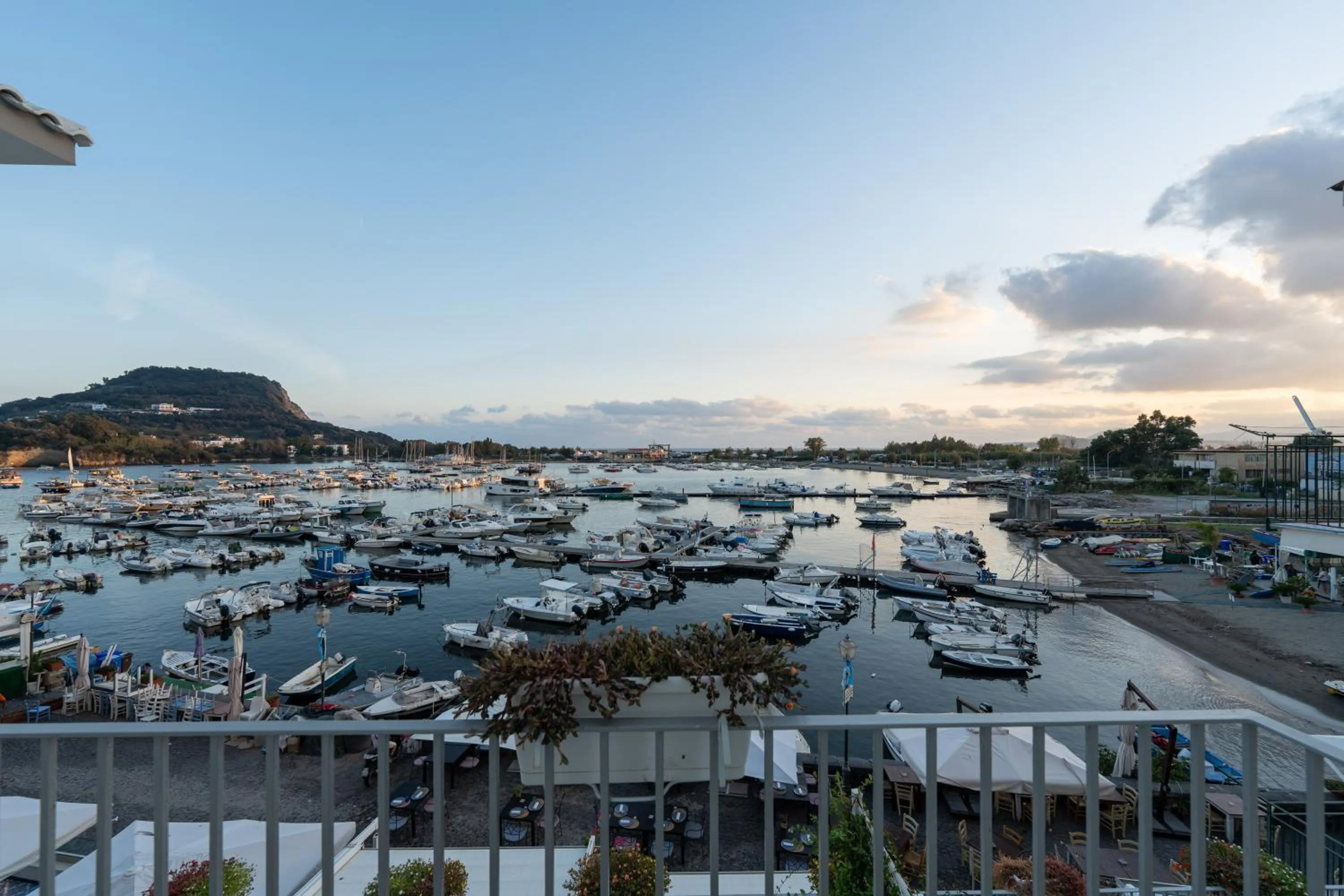Sea view in Baia Flegrea Meublè