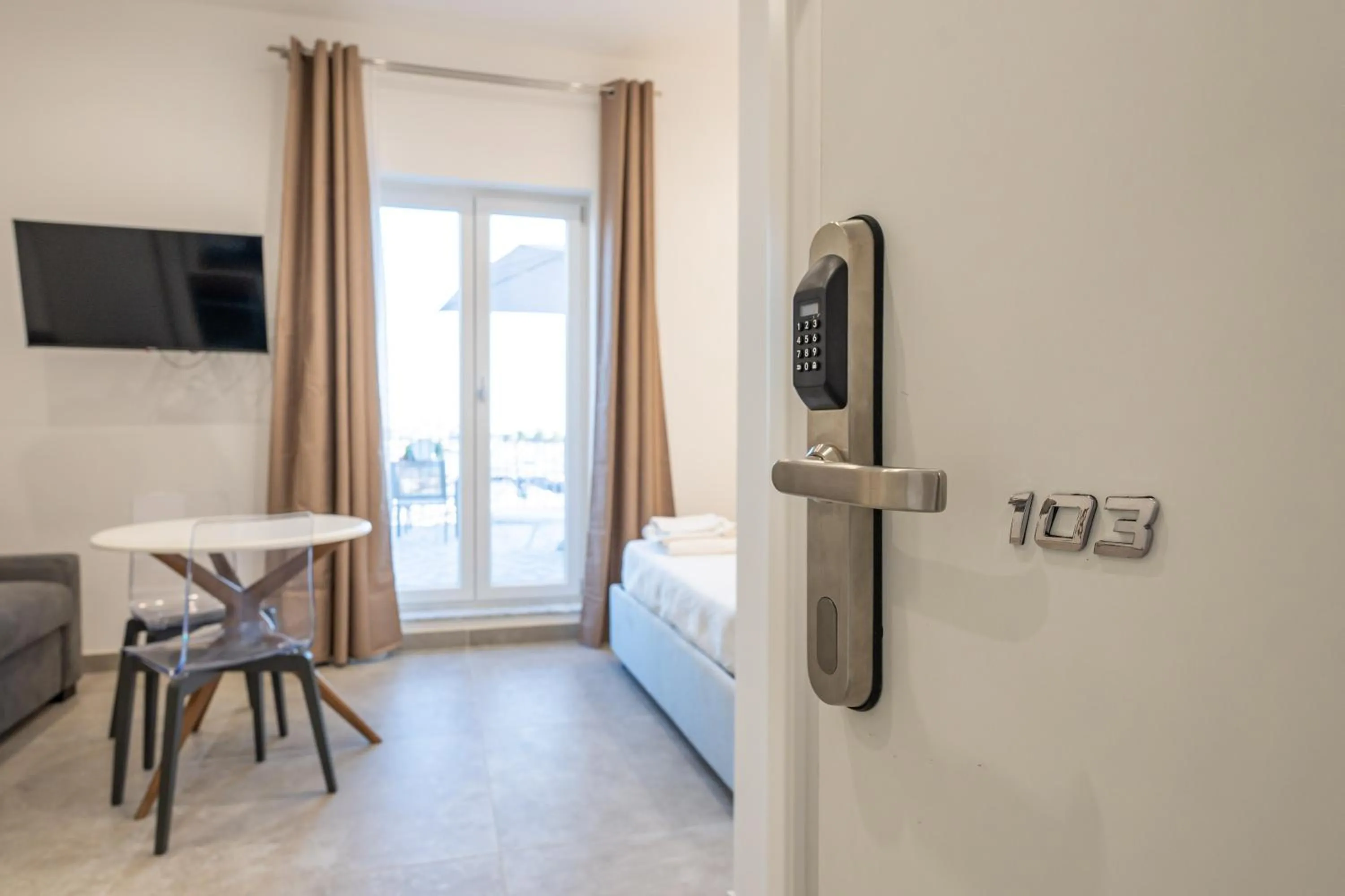 Communal lounge/ TV room in Baia Flegrea Meublè