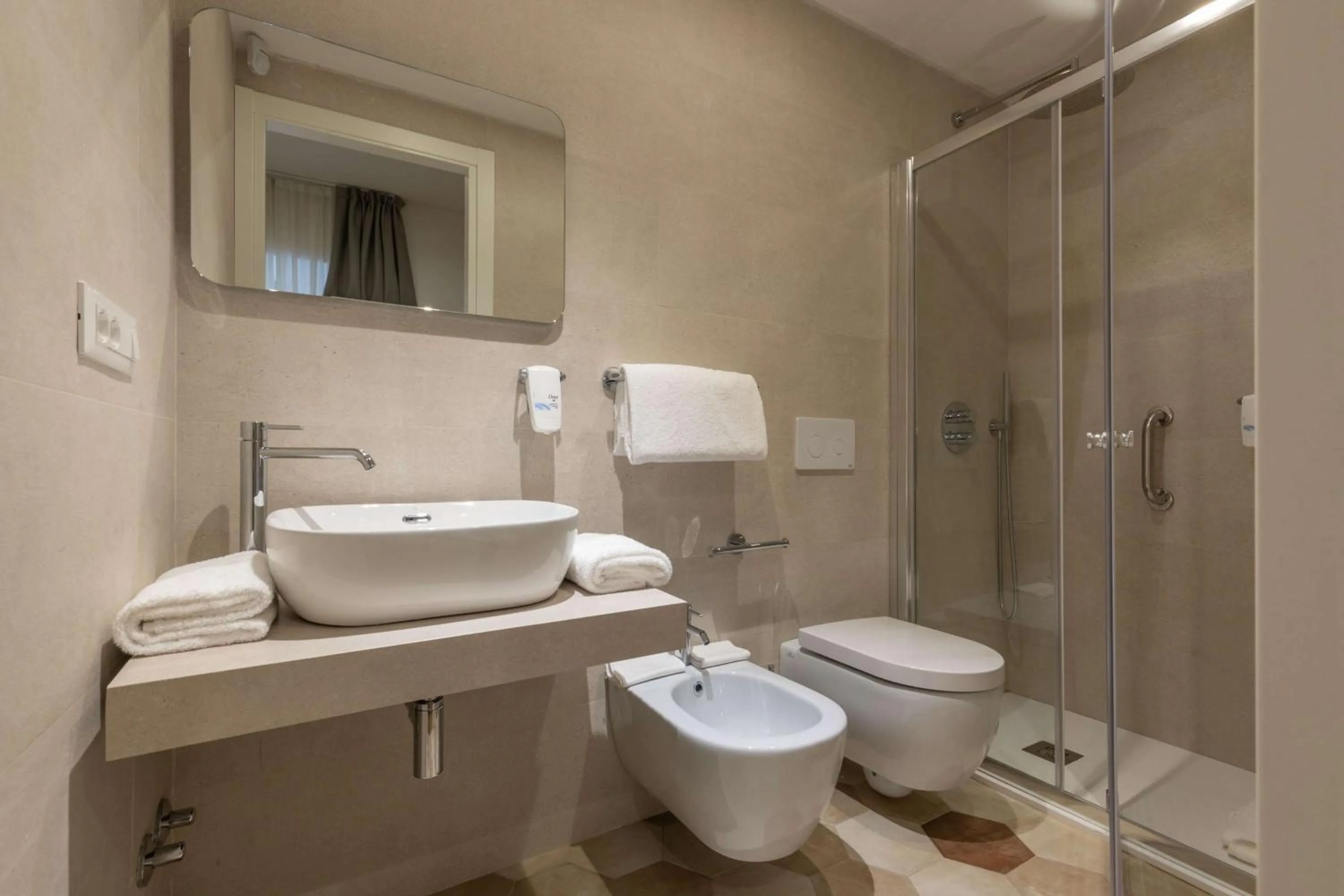 Bathroom in Cosmopolita Hotel Rome, Tapestry Collection by Hilton