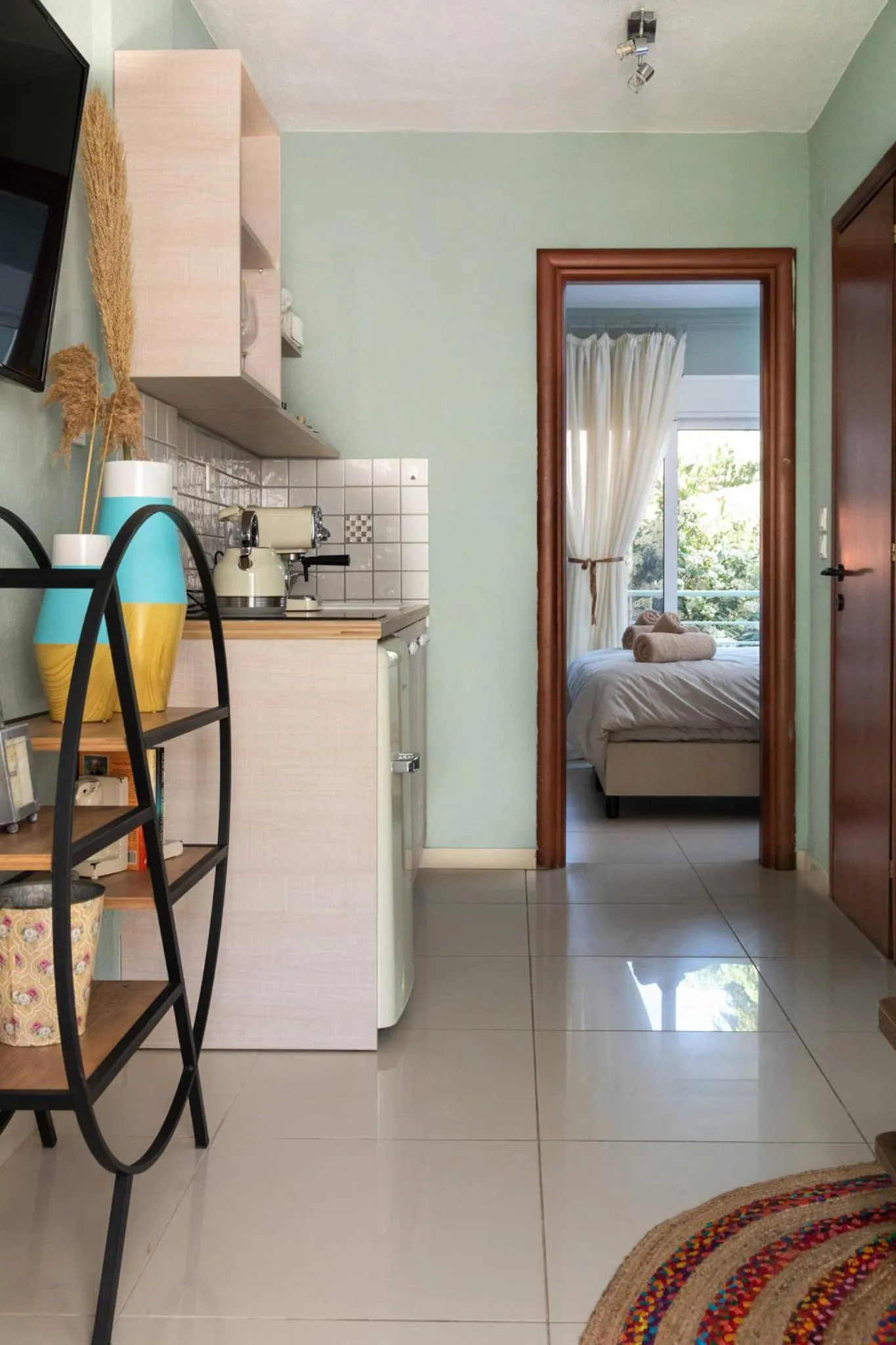 Kitchen or kitchenette, Bed in Arsas Suites