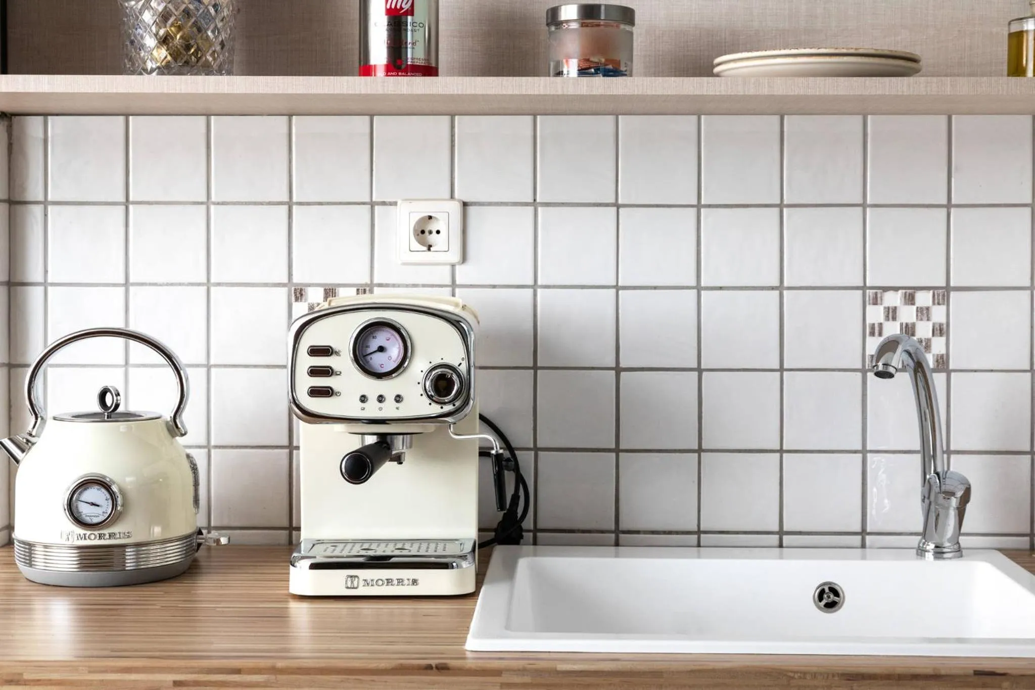 Coffee/tea facilities in Arsas Suites