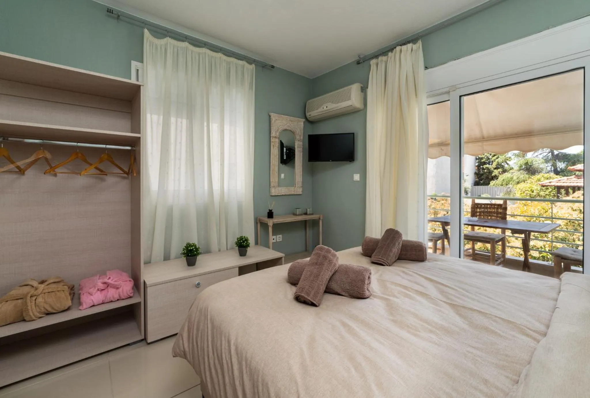 Bedroom, Bed in Arsas Suites