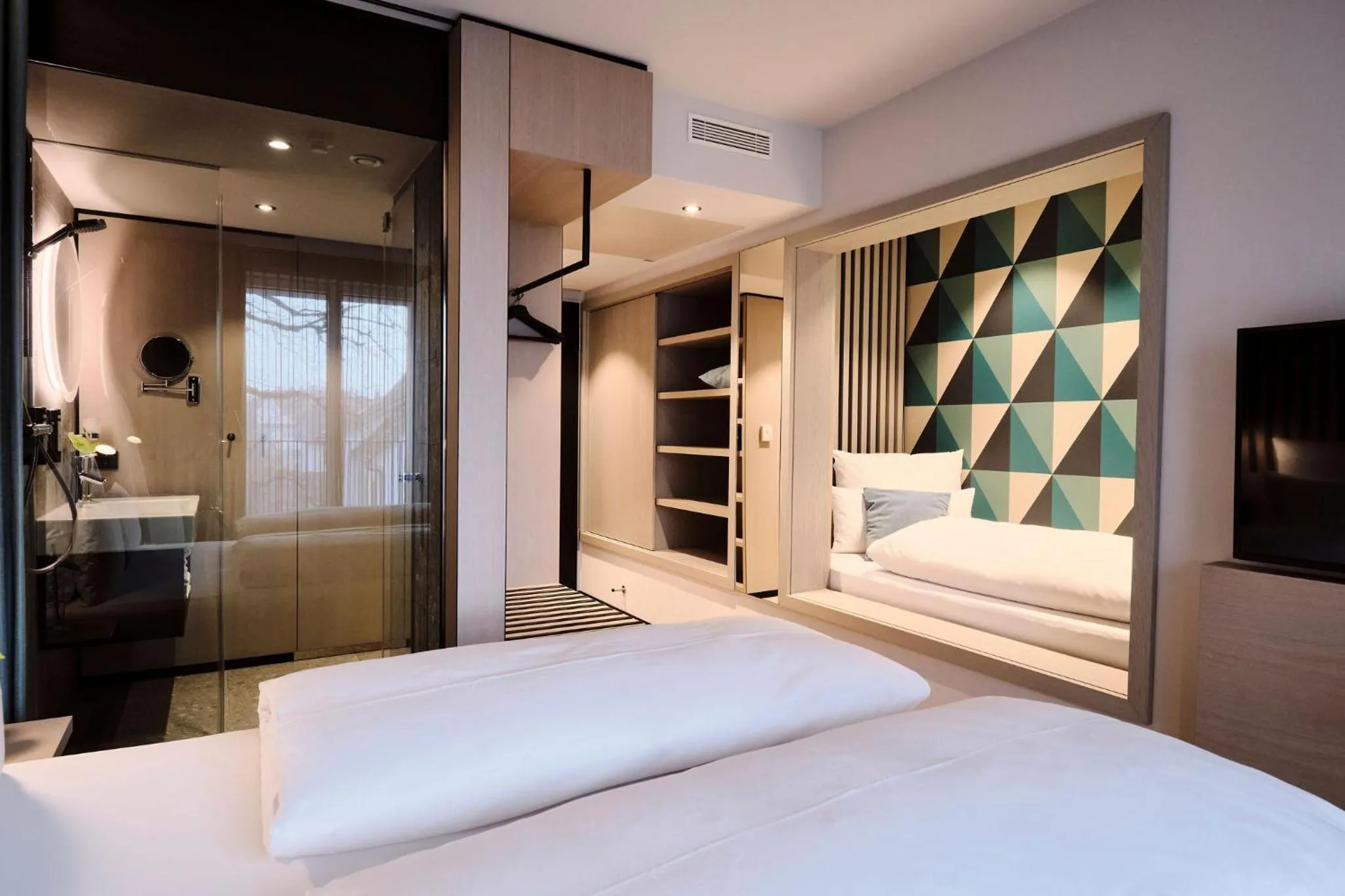 Photo of the whole room, Bed in 4K