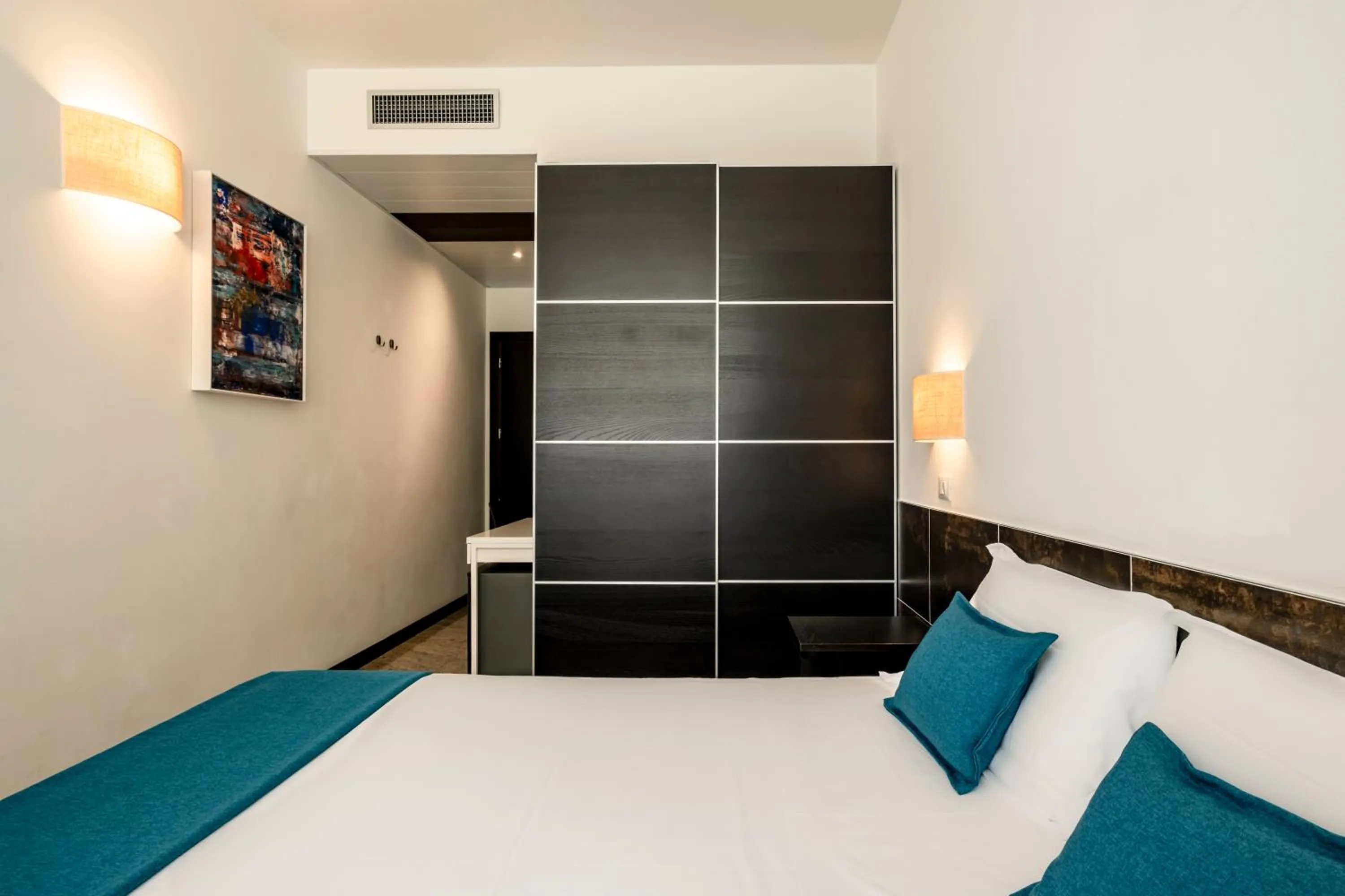 wardrobe, Bed in Hotel Cristallo