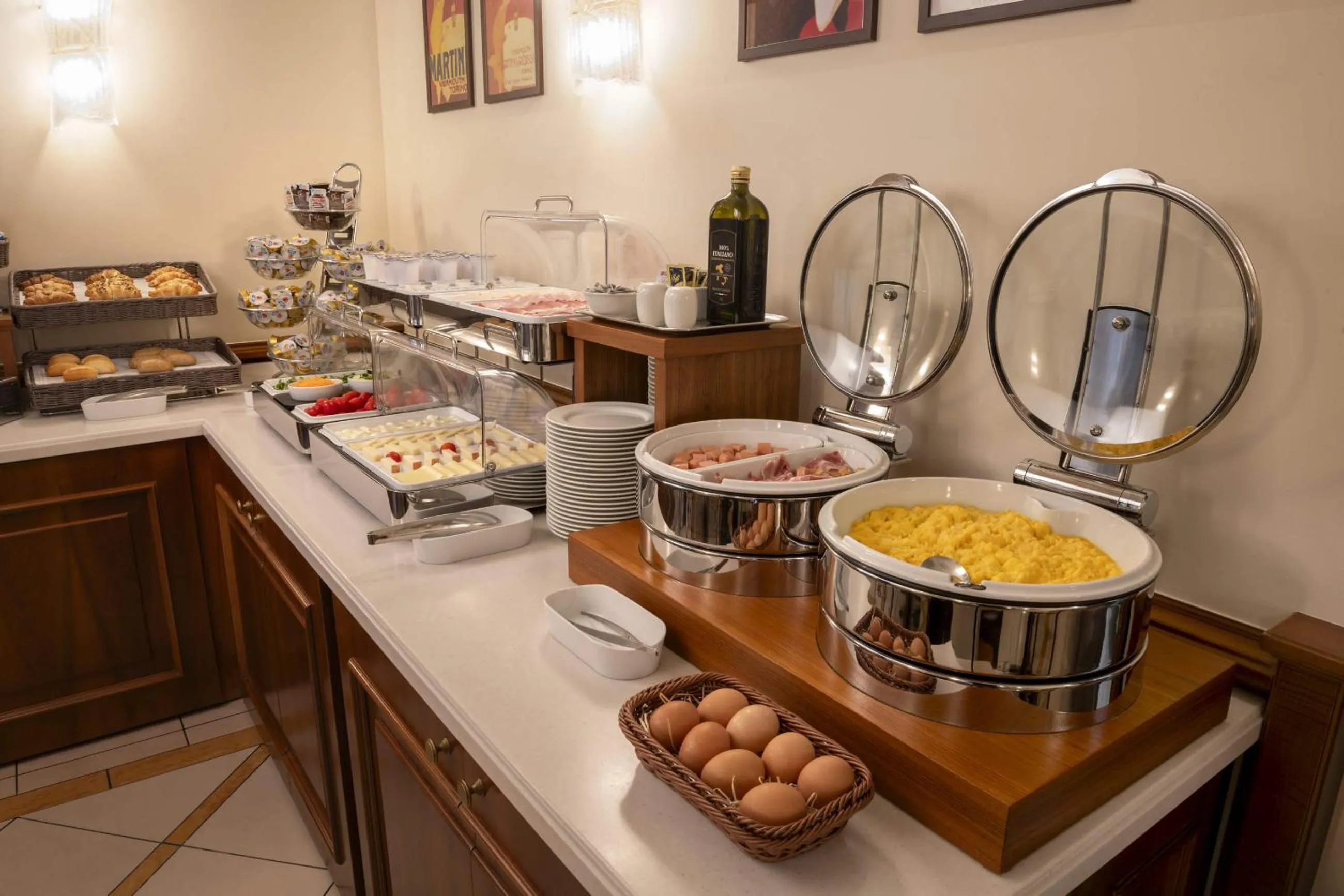 Buffet breakfast in Lancaster Hotel