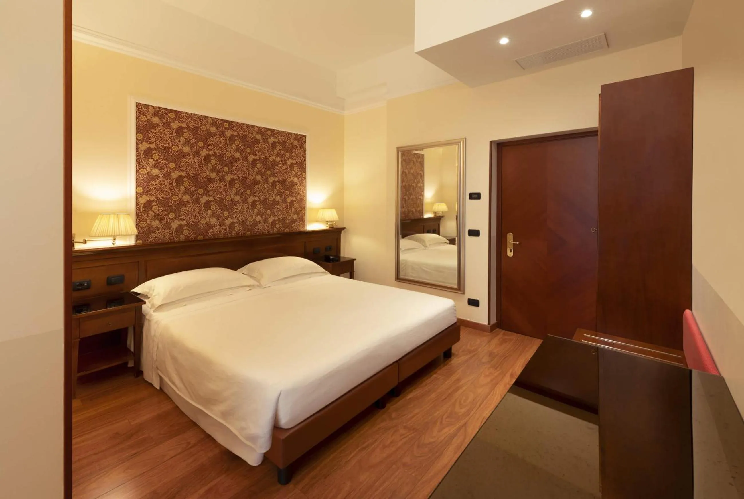 Bedroom, Bed in Lancaster Hotel