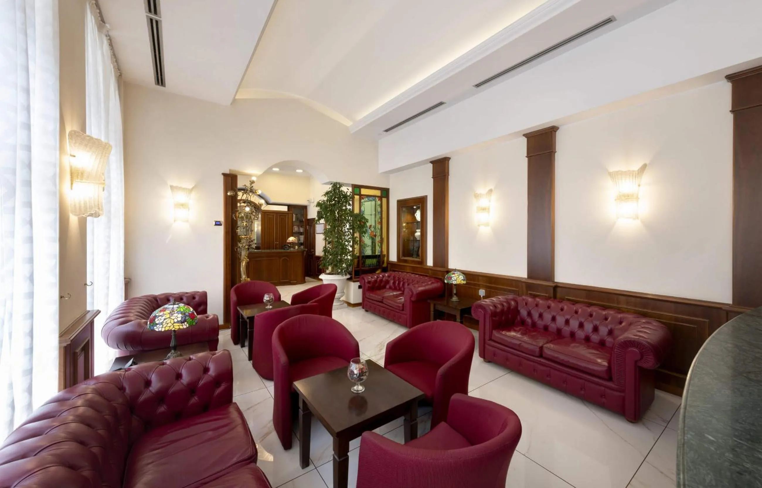 Seating area in Lancaster Hotel