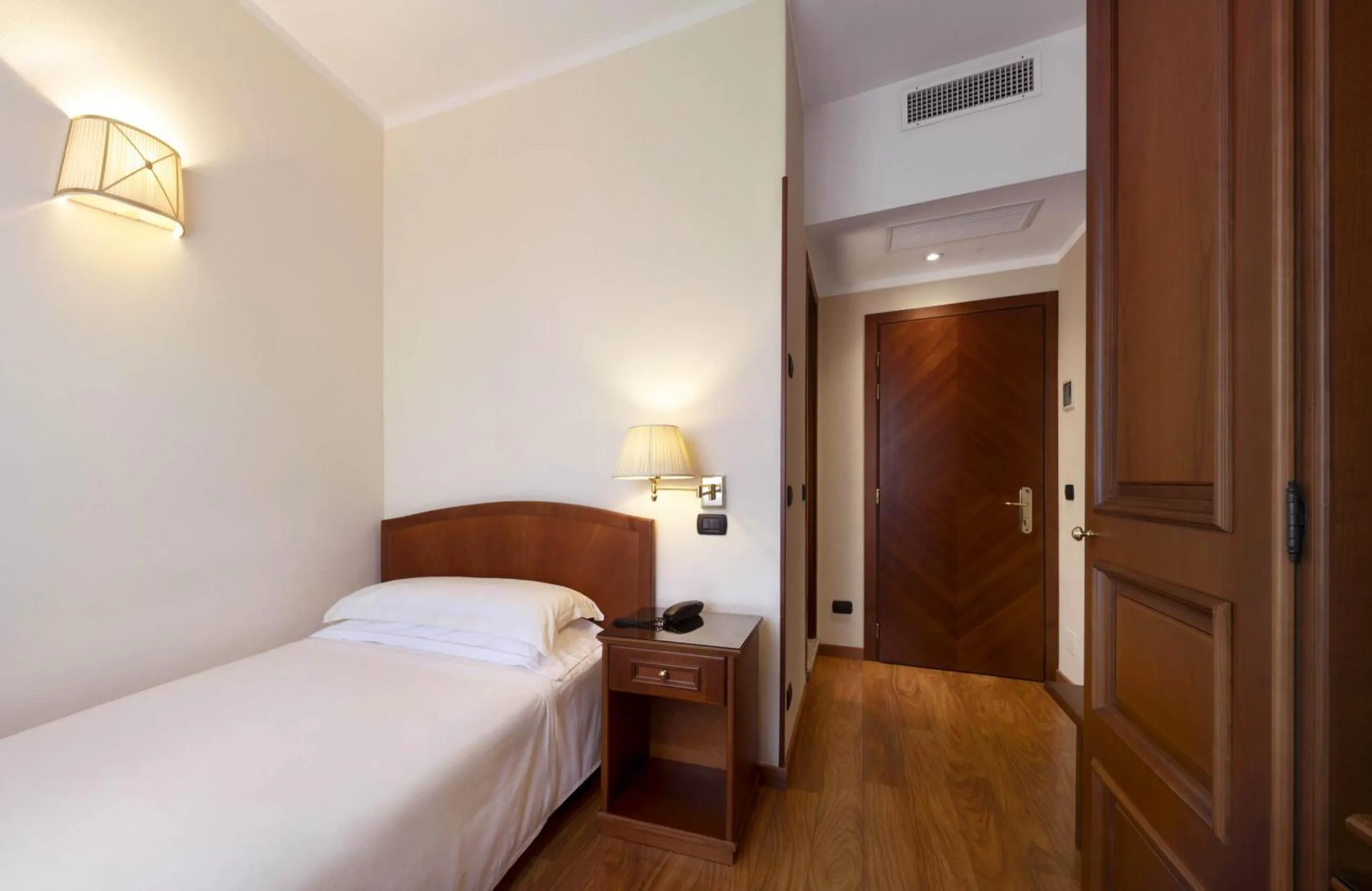 Bedroom, Bed in Lancaster Hotel