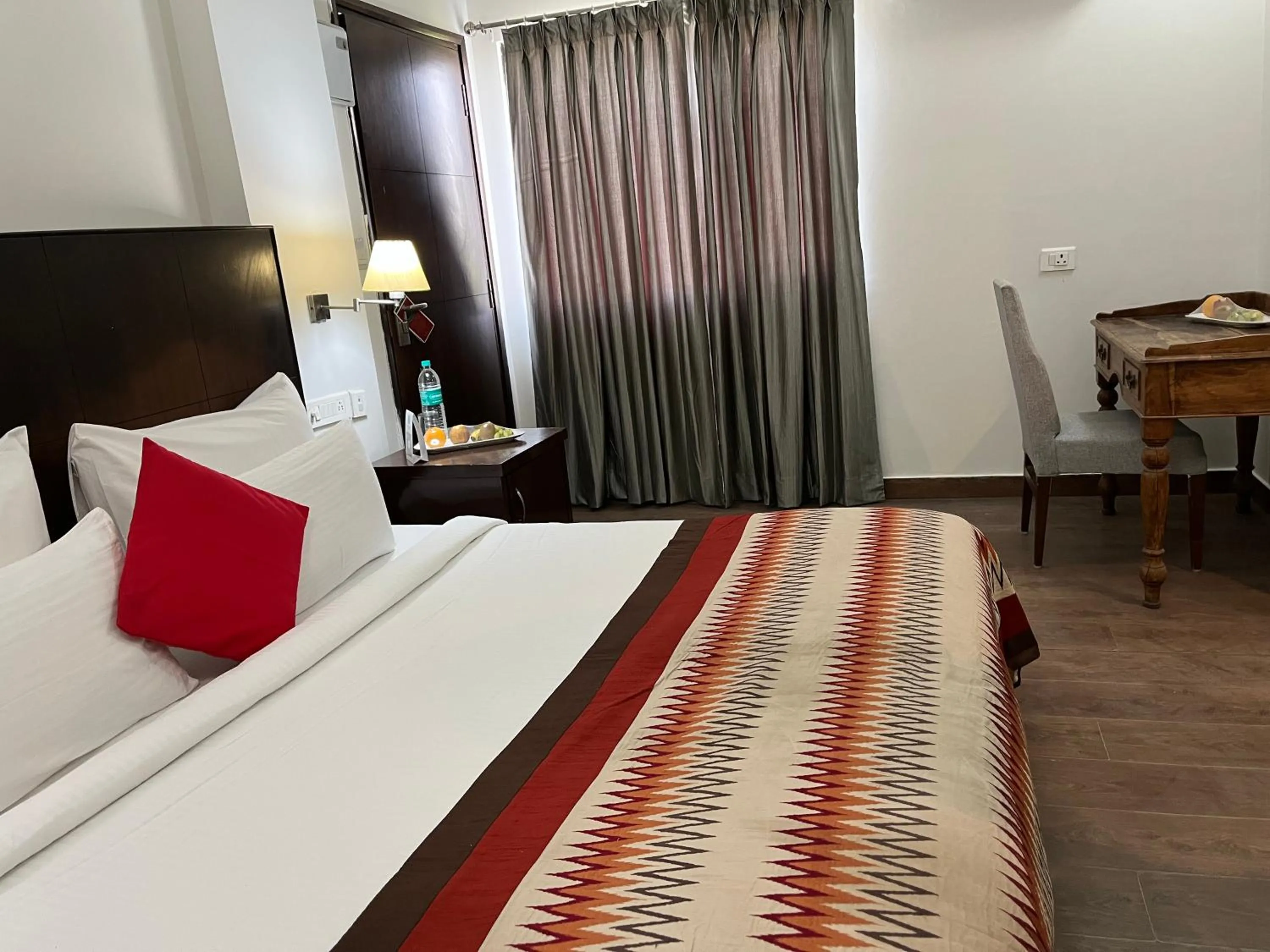 Seating area, Bed in The Orion Express