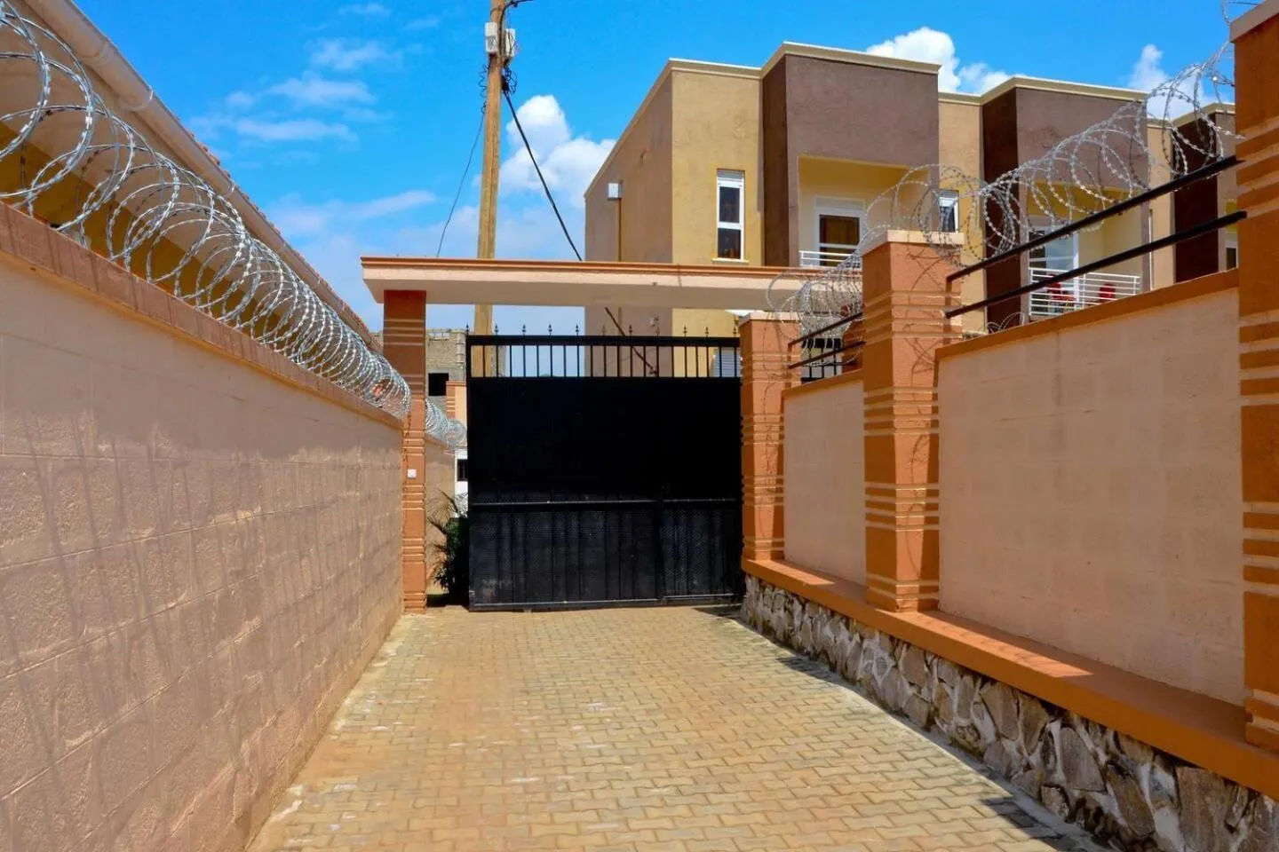 Apt - Sleeps - Parking - Pet friendly