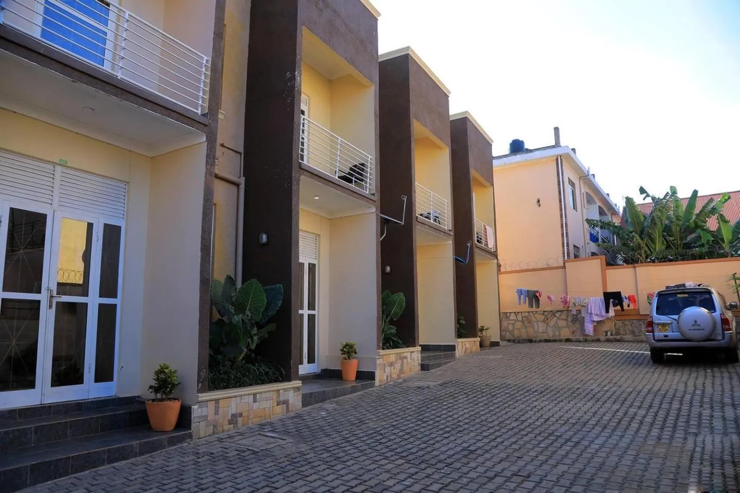 Apt - Sleeps - Parking - Pet friendly