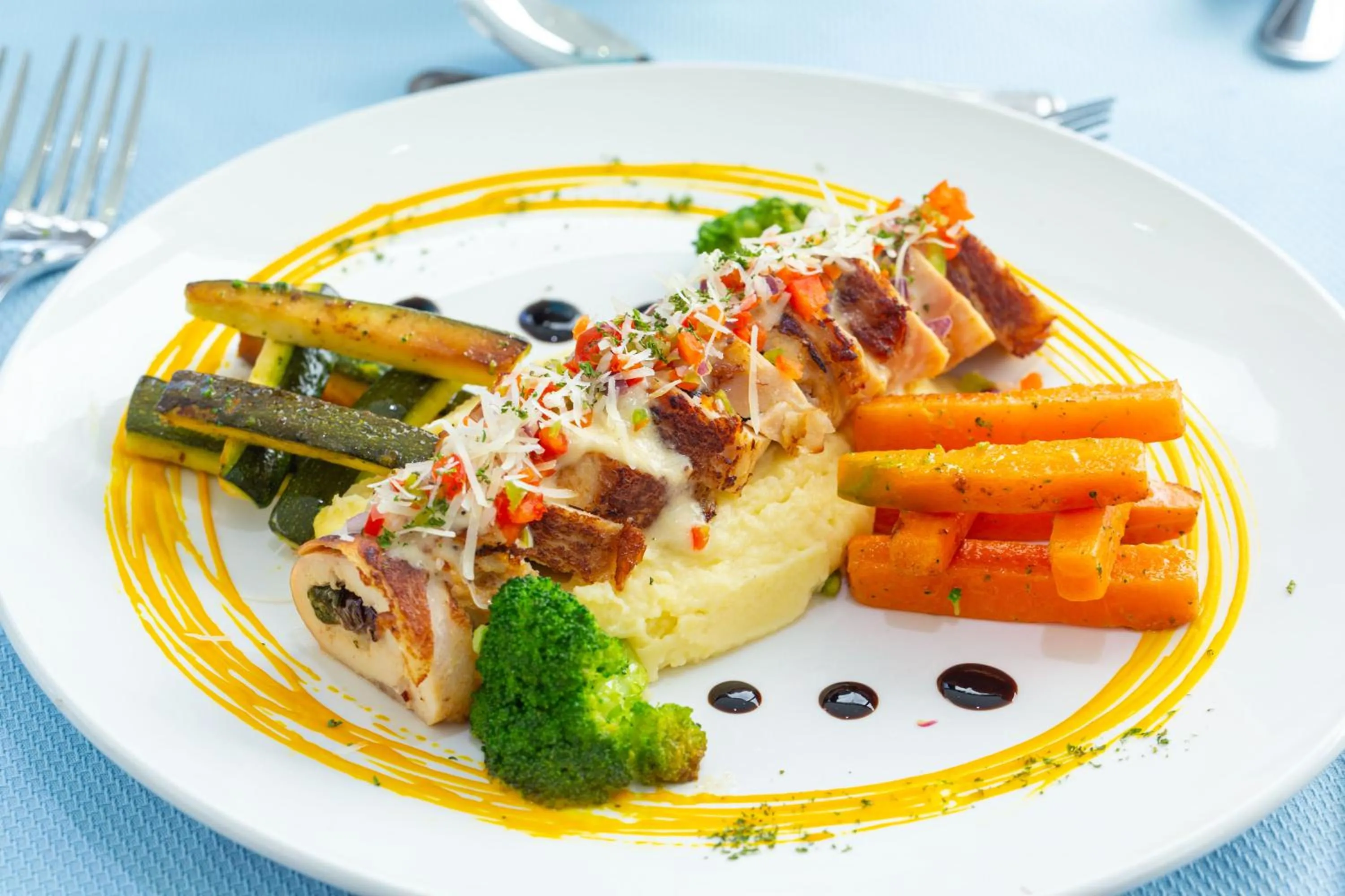 Restaurant/places to eat in Skylight Suites Hotel