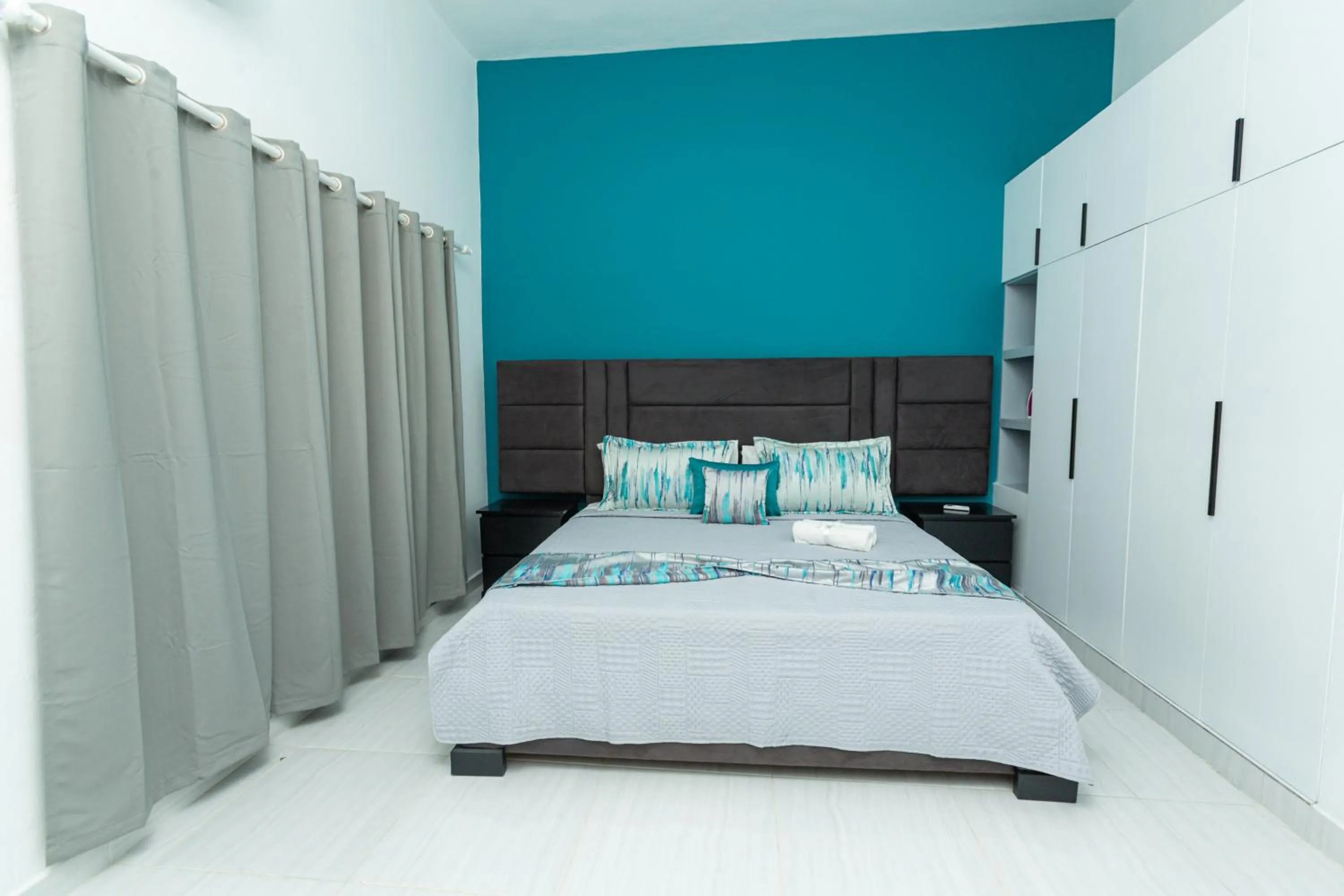 Bed in Skylight Suites Hotel