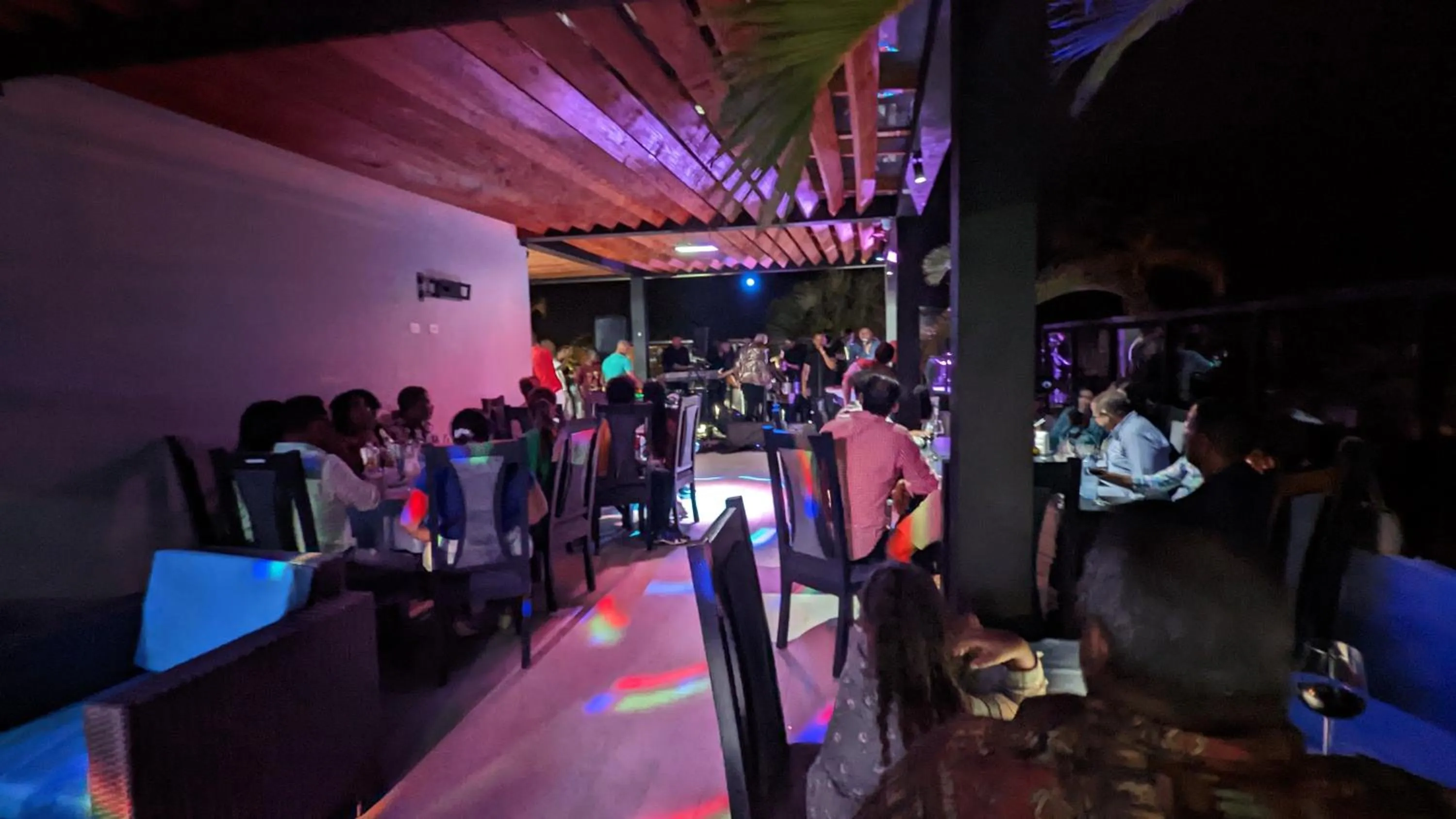 Restaurant/places to eat in Skylight Suites Hotel