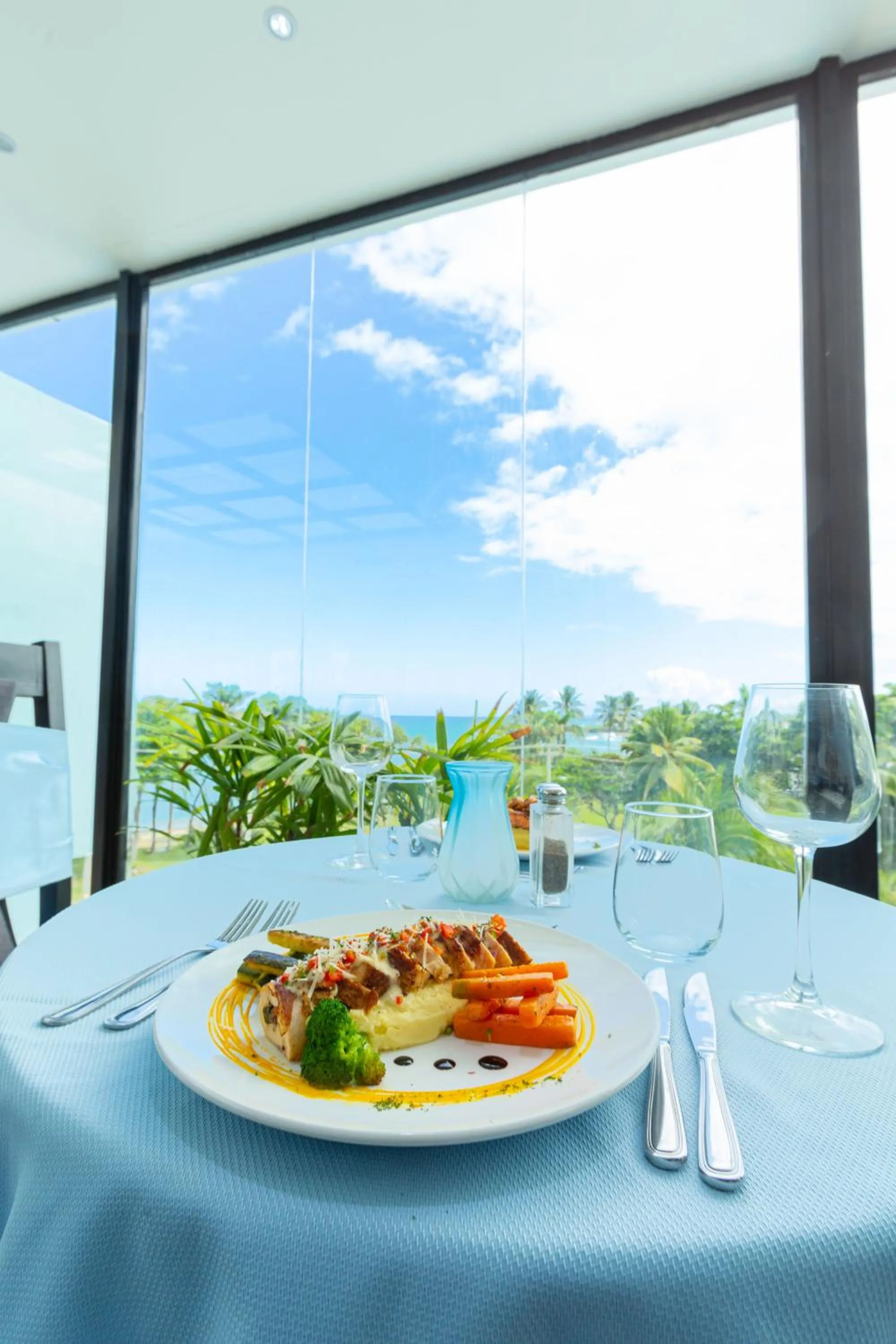 Restaurant/places to eat in Skylight Suites Hotel