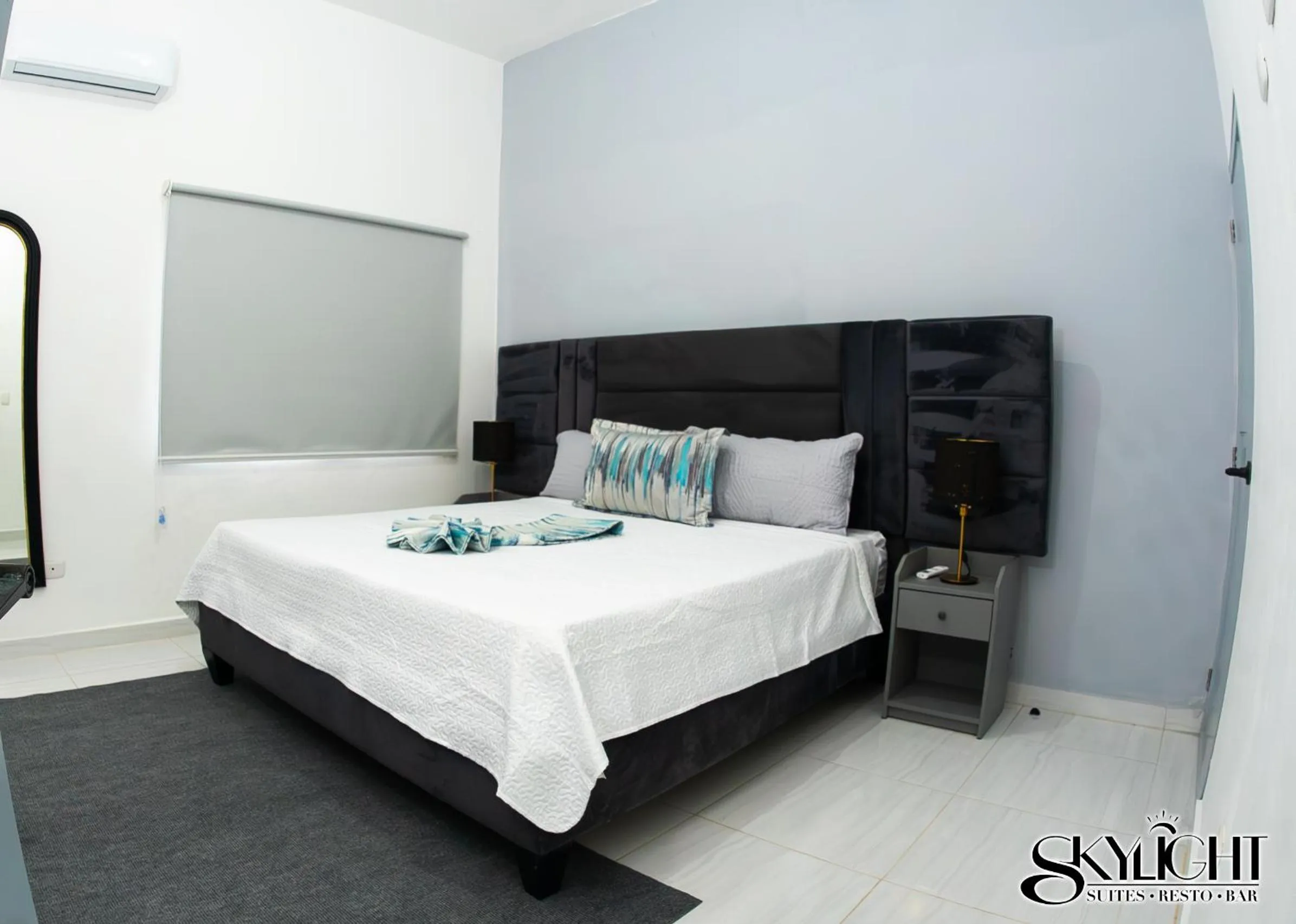 Bed in Skylight Suites Hotel