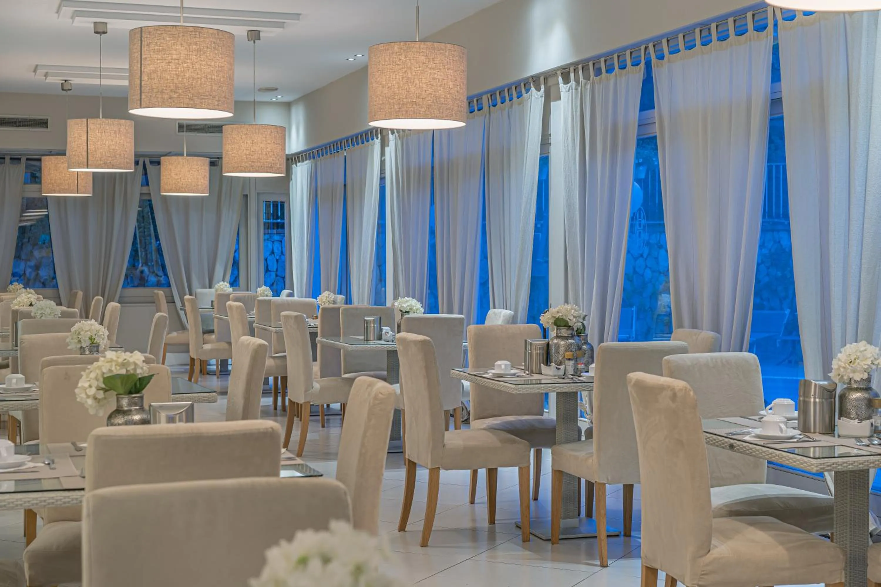 Restaurant/places to eat in Hotel Capri