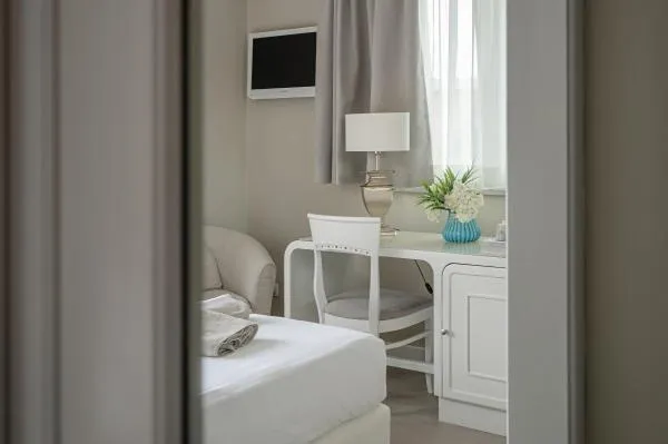 Deluxe Double or Twin Room with Pool View in Hotel Capri