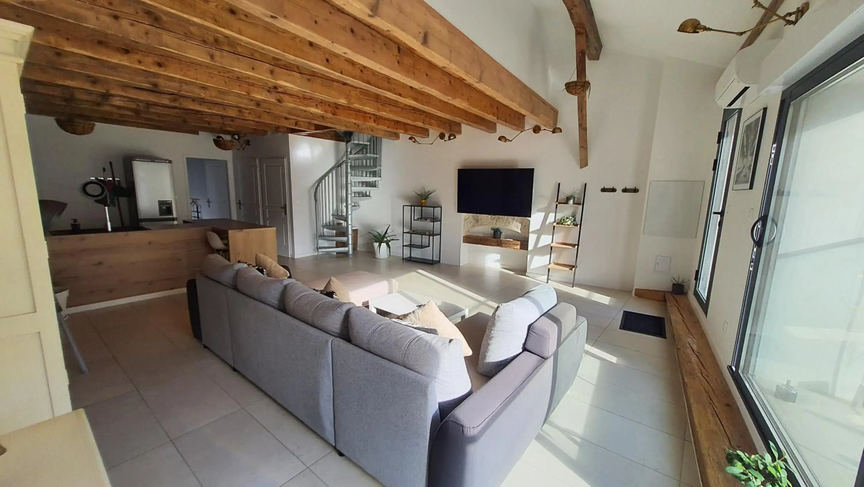 Three-Bedroom Apartment in Beau T4 au cœur du centre ville Three-Bedroom Apartment in Beau T4 au cœur du centre ville