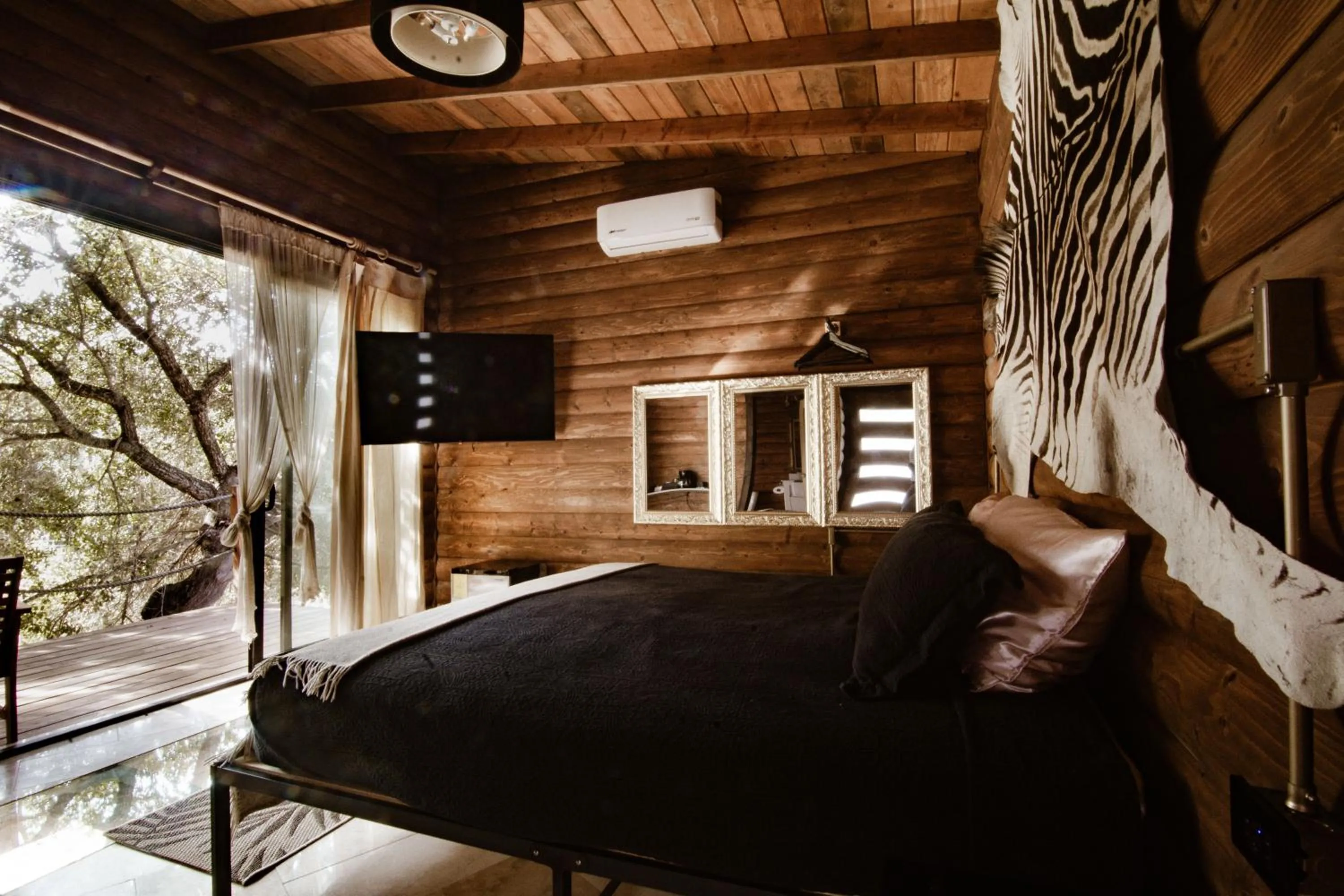 Photo of the whole room, Bed in Boskenvid Hotel - Romantic Treehouses & Skypool
