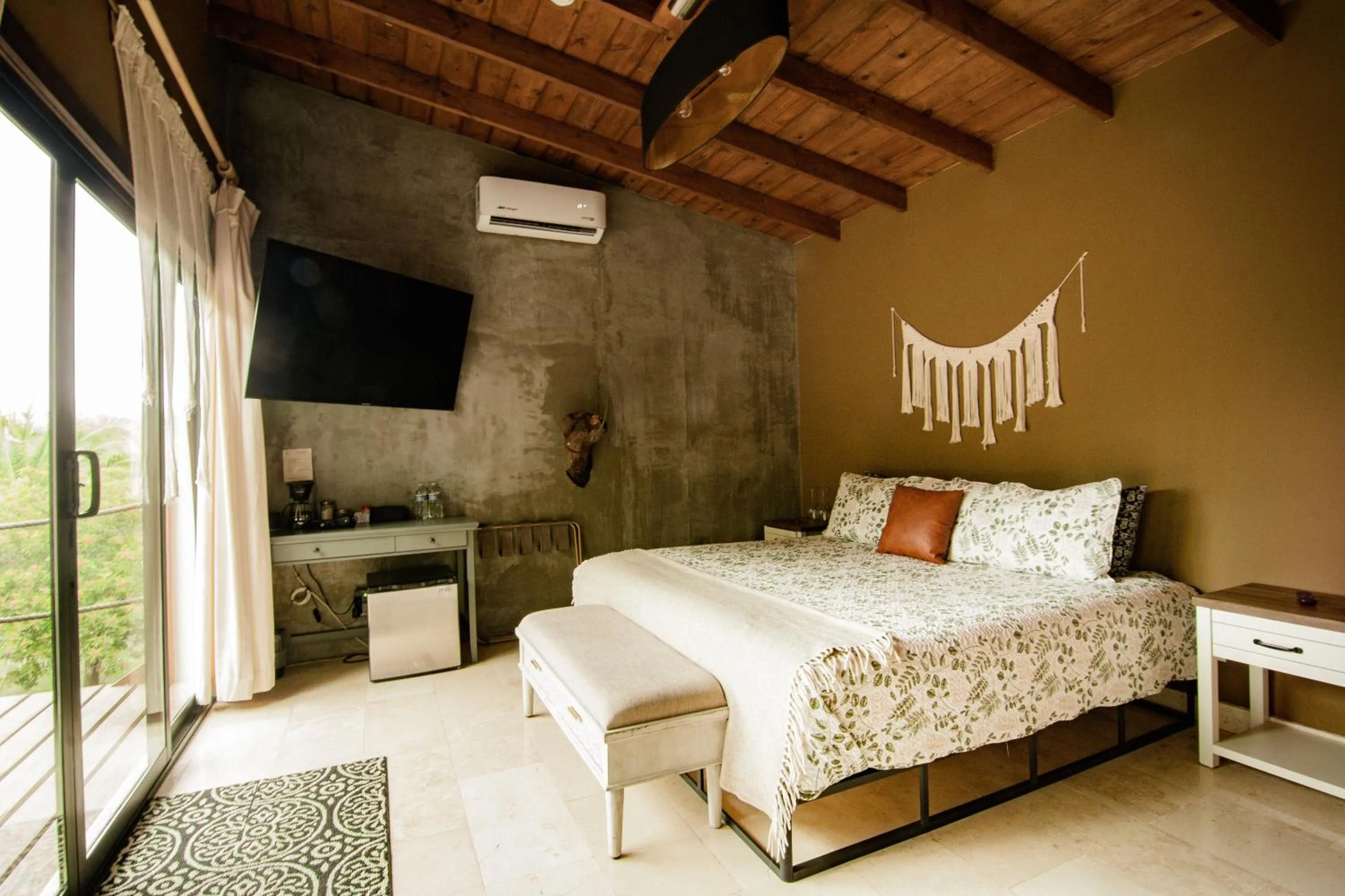 Bed in Boskenvid Hotel - Romantic Treehouses & Skypool