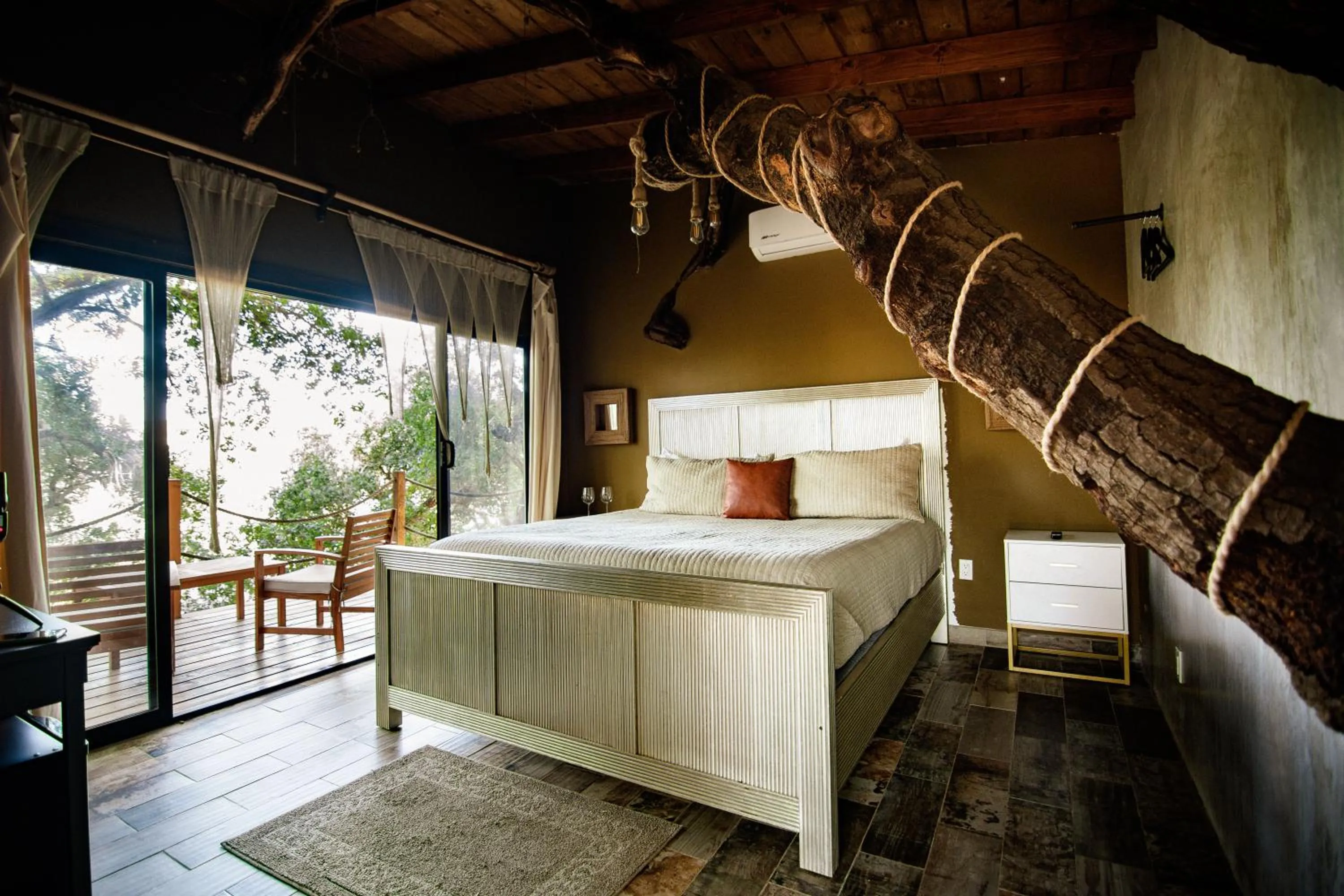 Bed in Boskenvid Hotel - Romantic Treehouses & Skypool