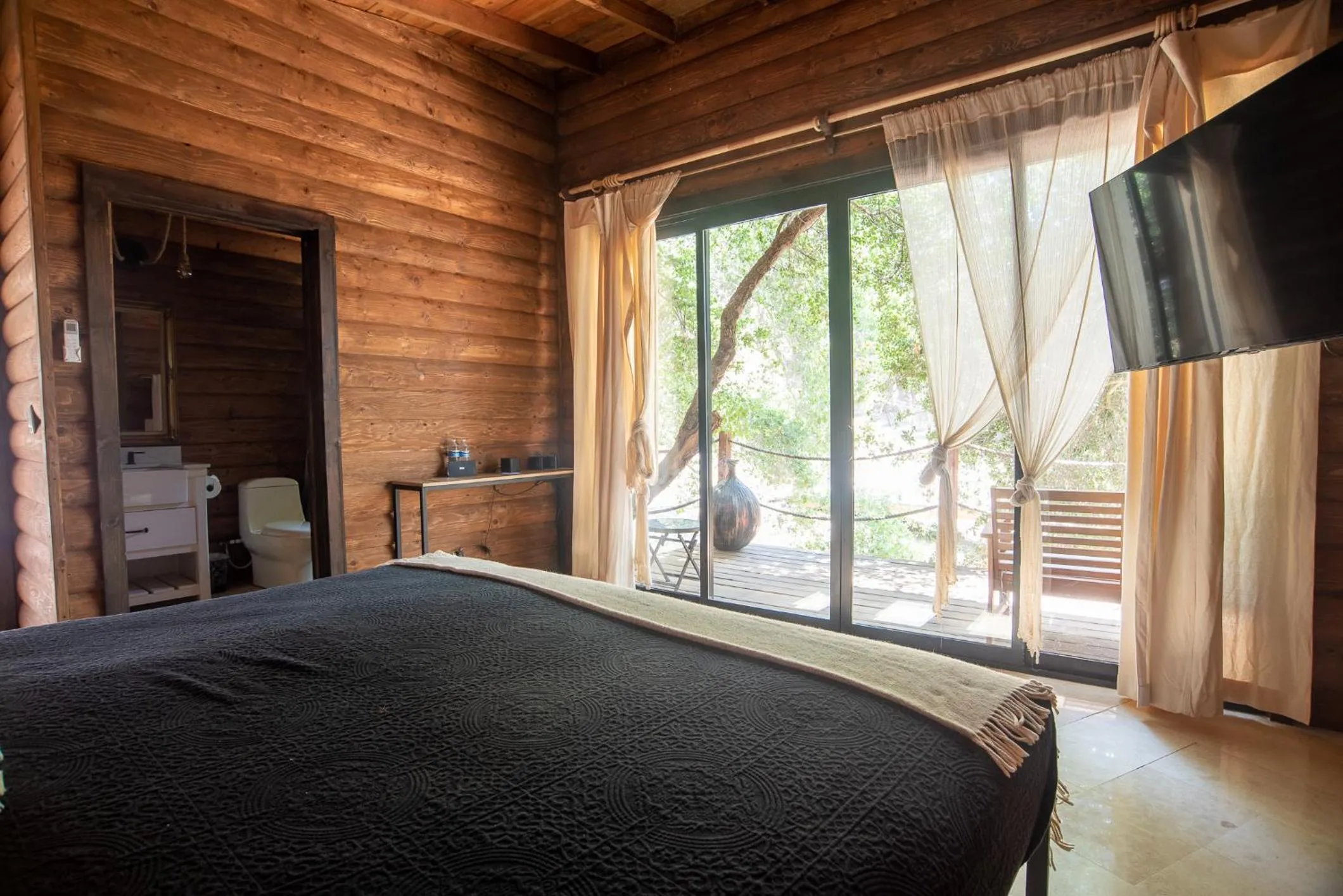 Photo of the whole room, Bed in Boskenvid Hotel - Romantic Treehouses & Skypool