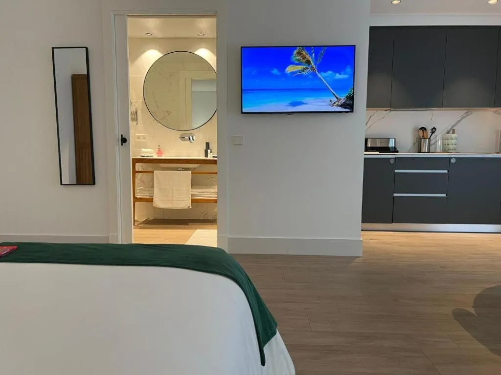 Bathroom, Bed in Apartamentos Turísticos La Plaza