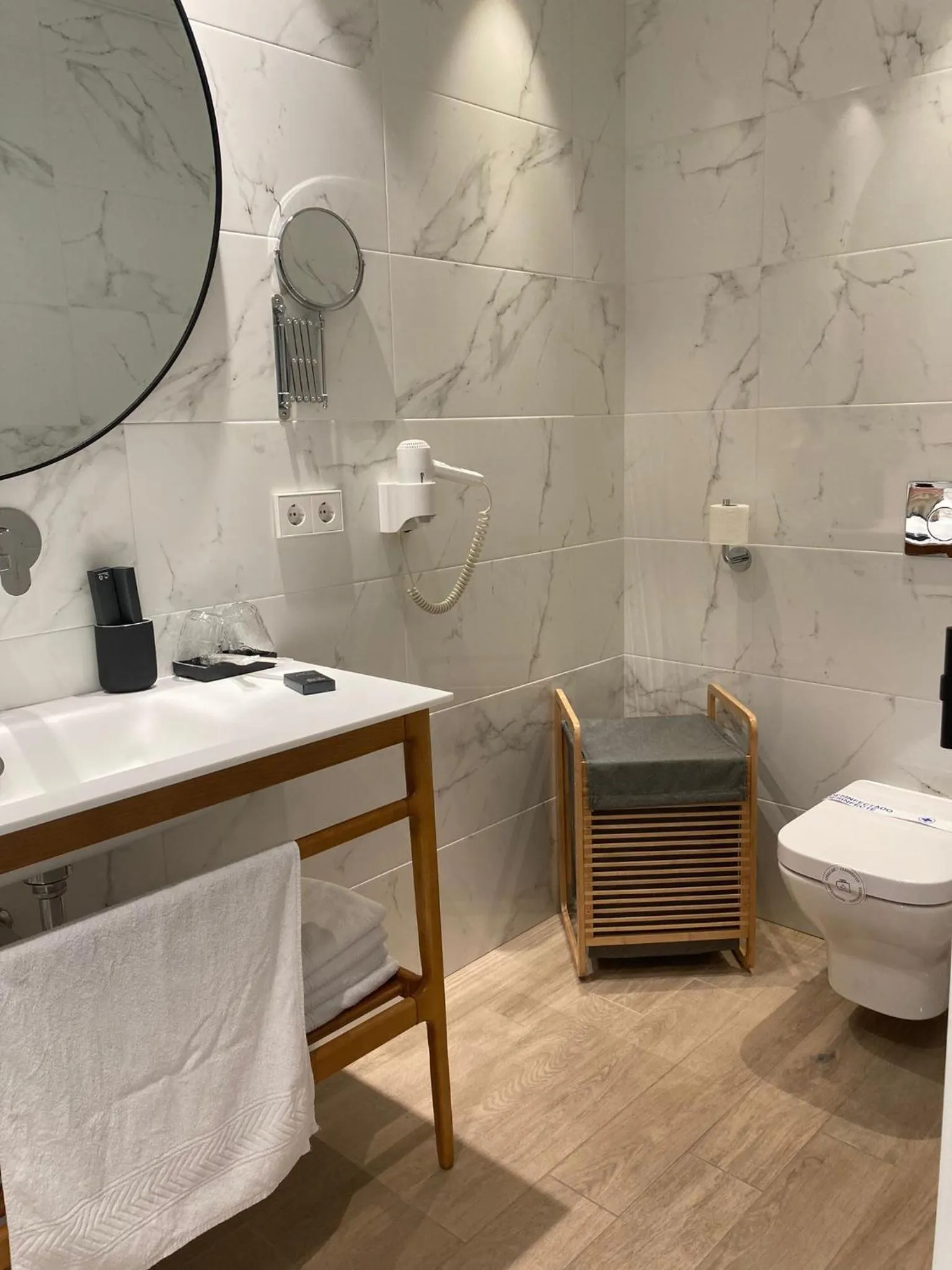 Toilet in Apartamentos Turísticos La Plaza