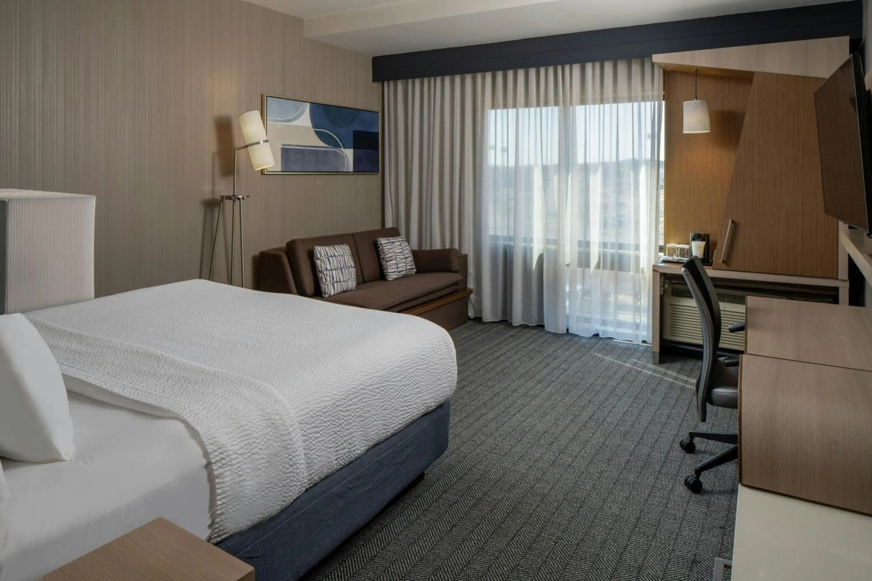 Photo of the whole room, Bed in Courtyard by Marriott Jackson Airport/Pearl