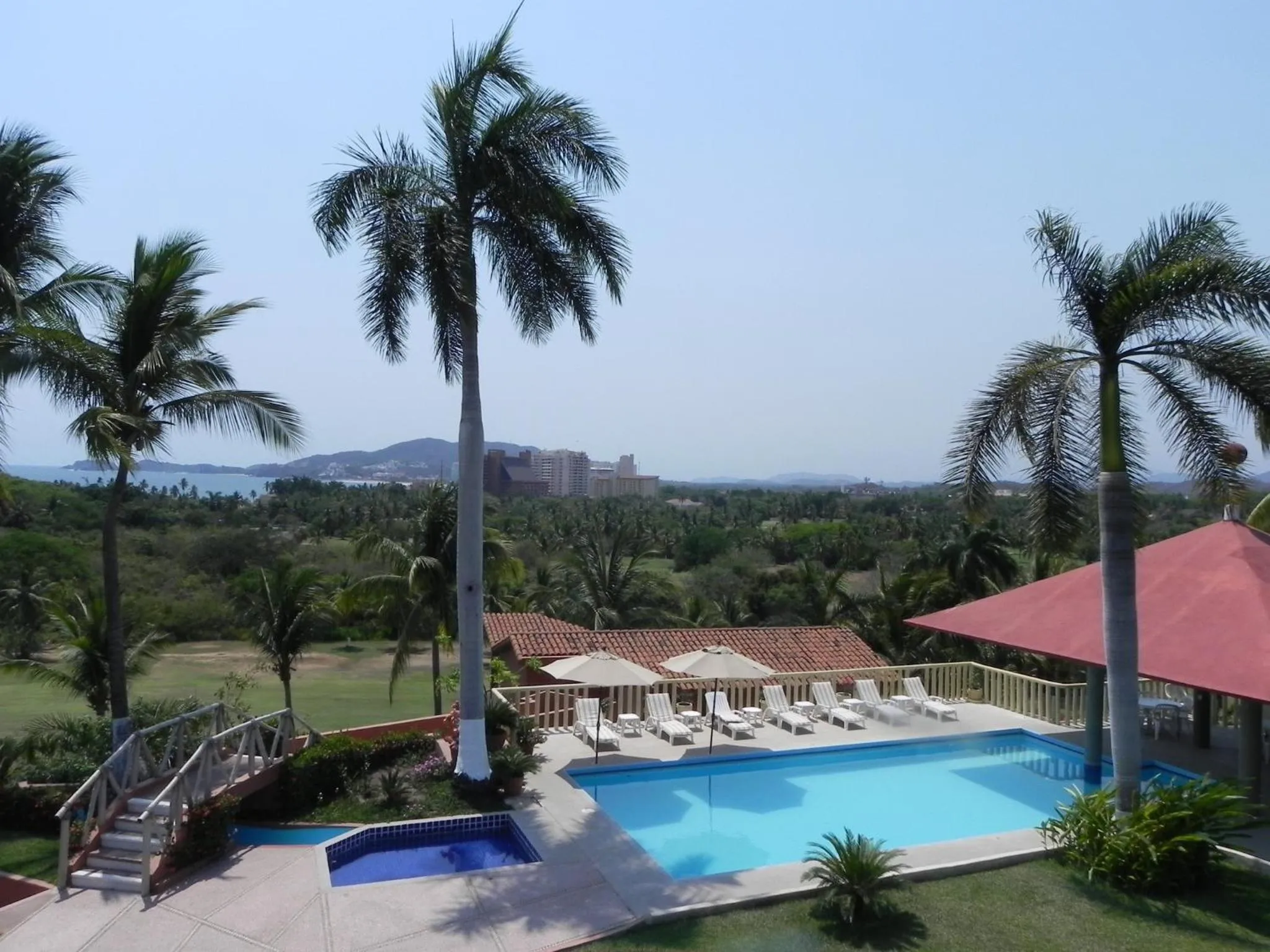 Pool view in Coral Vista Del Mar